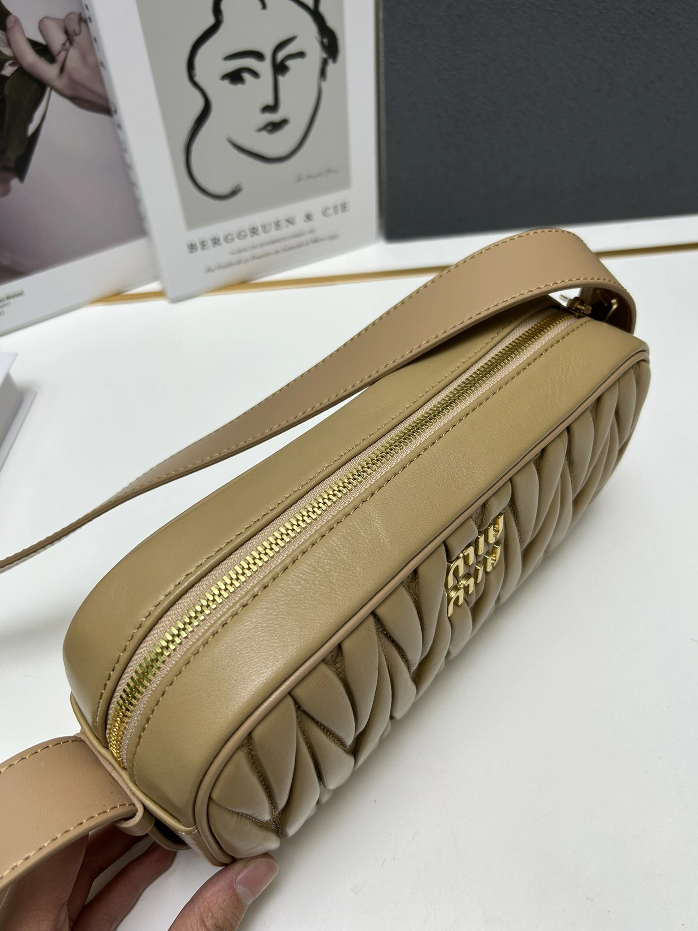 MIU MIU AAA Quality Messenger Bags For Women ModernLook 5655