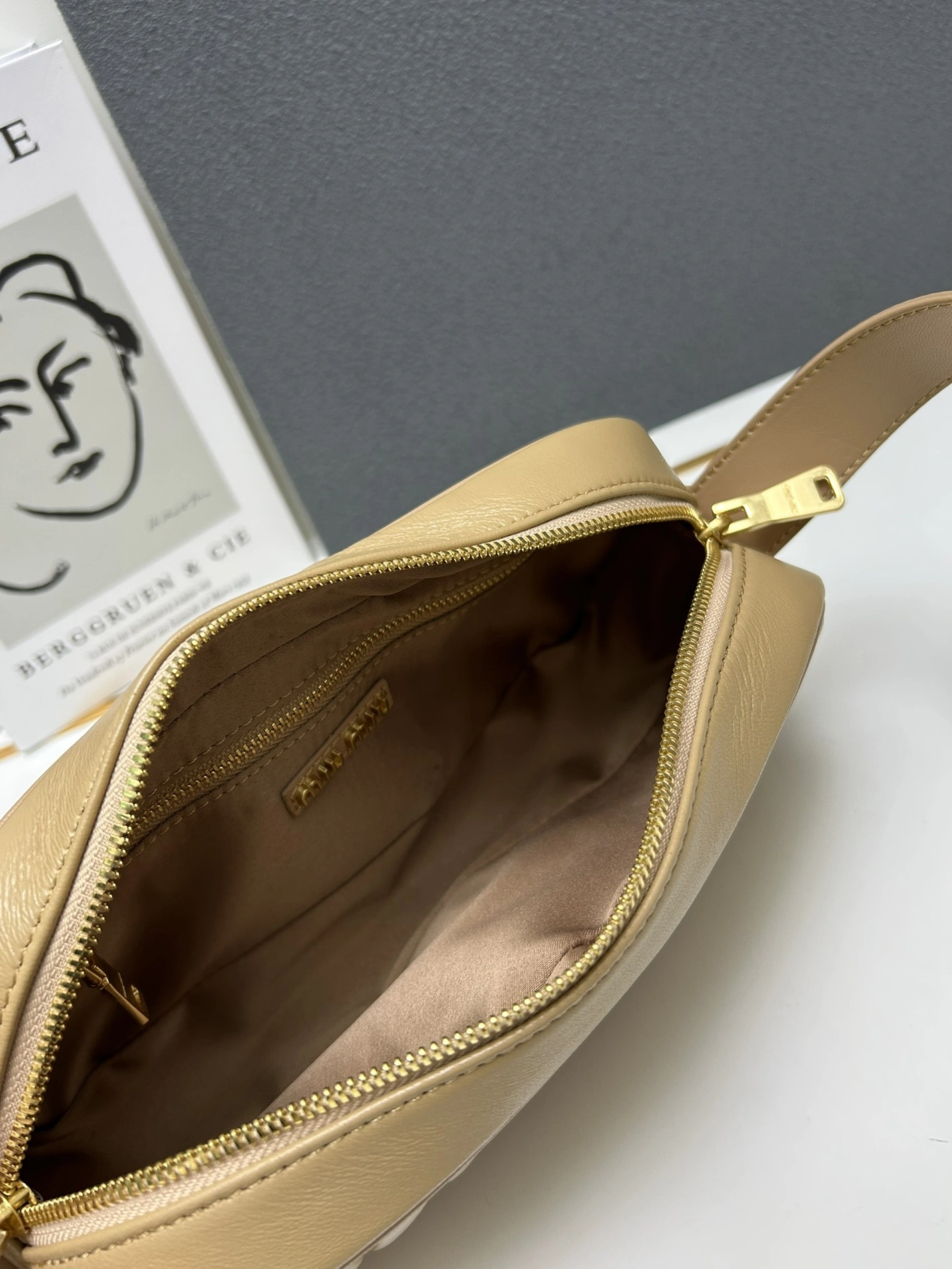 MIU MIU AAA Quality Messenger Bags For Women ModernLook 5655