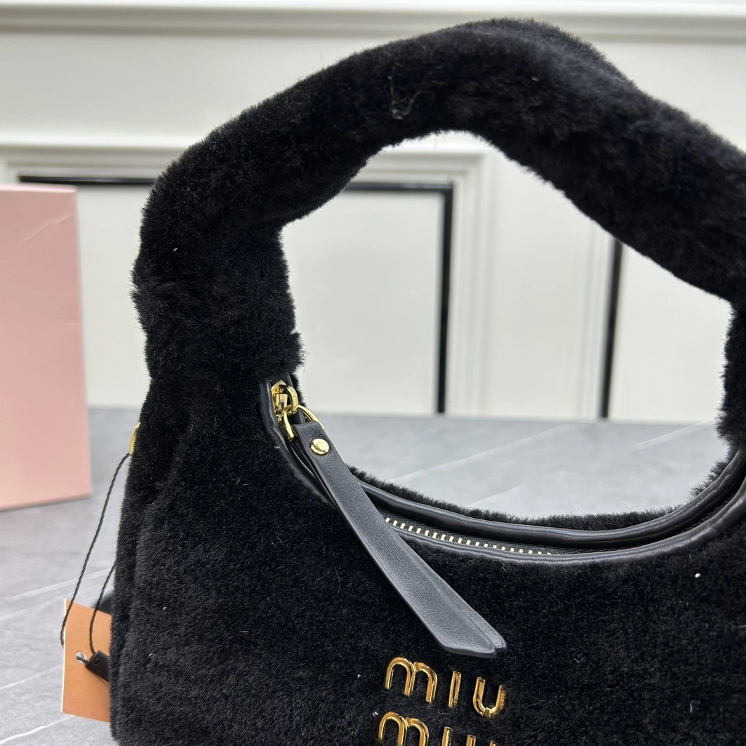 MIU MIU AAA Quality Messenger Bags For Women Reliable 9472