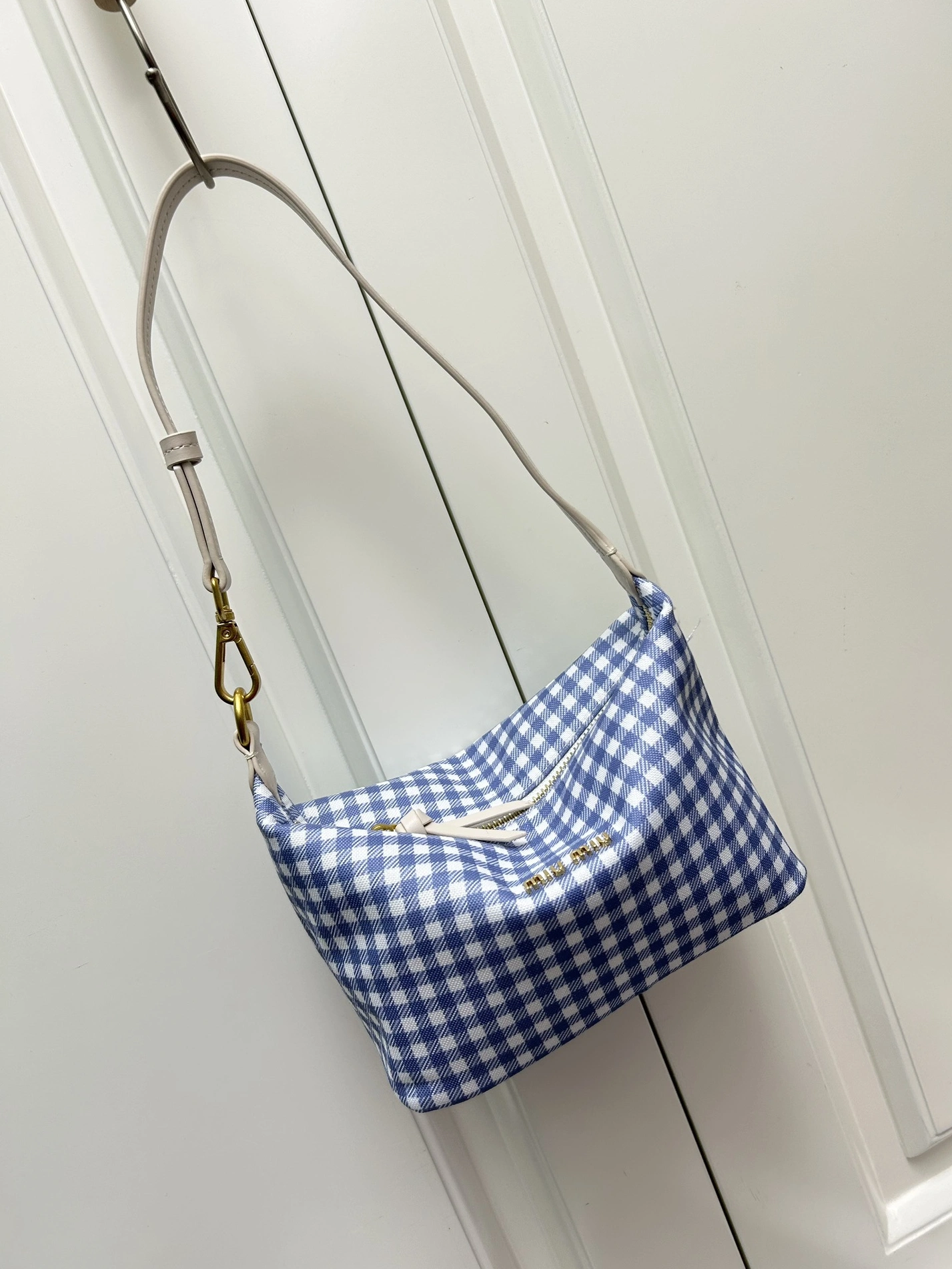 MIU MIU AAA Quality Messenger Bags For Women Sleek 8484
