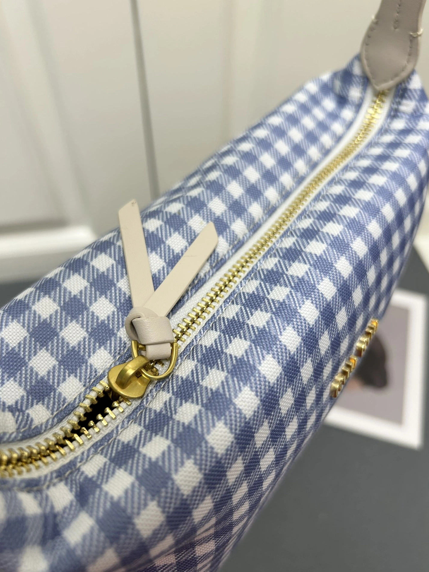 MIU MIU AAA Quality Messenger Bags For Women Sleek 8484