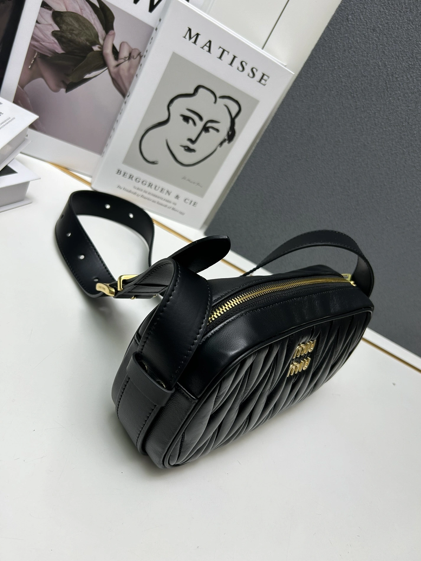 MIU MIU AAA Quality Messenger Bags For Women Sophisticated 105