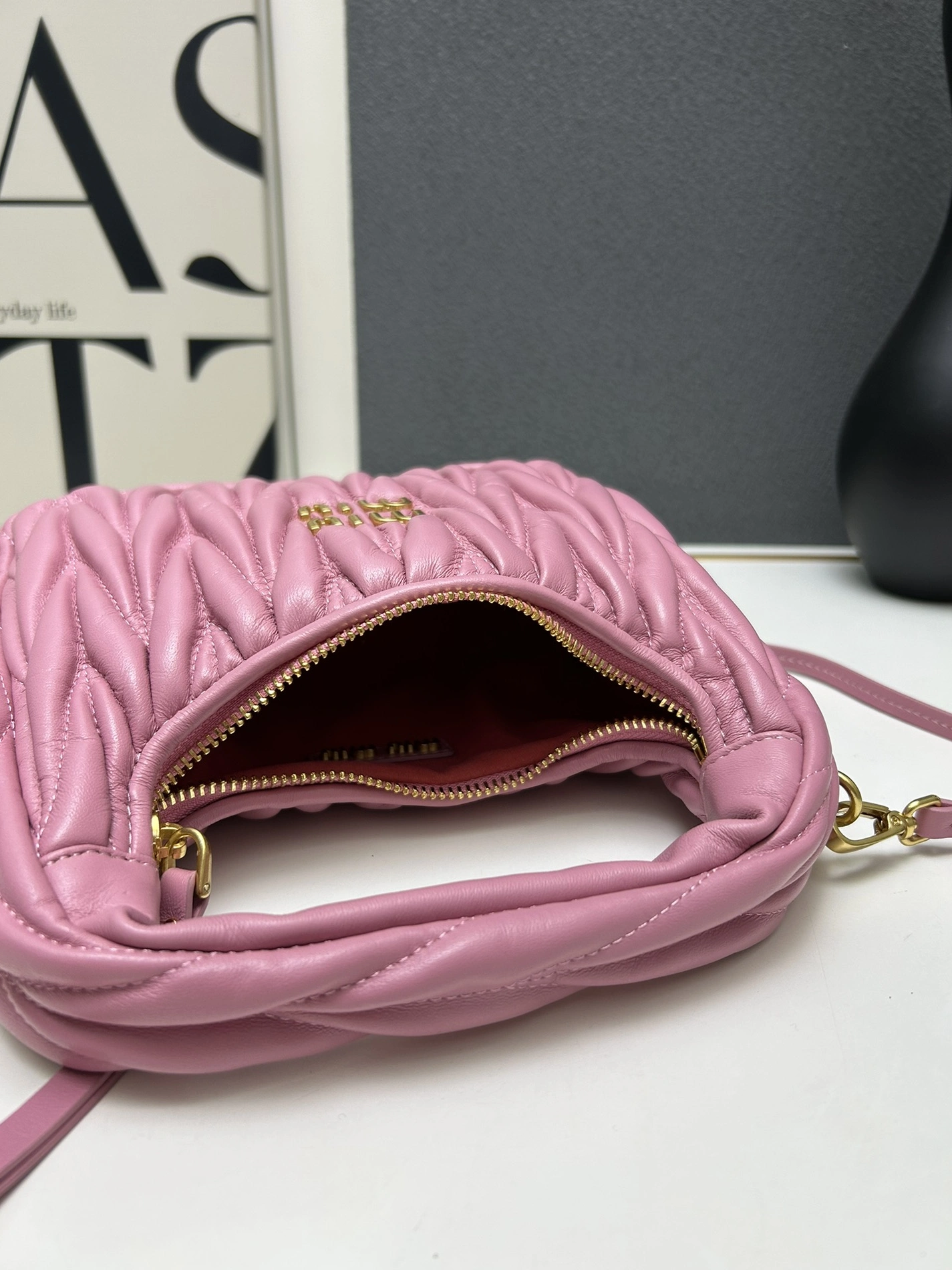 MIU MIU AAA Quality Messenger Bags For Women Stylish 332