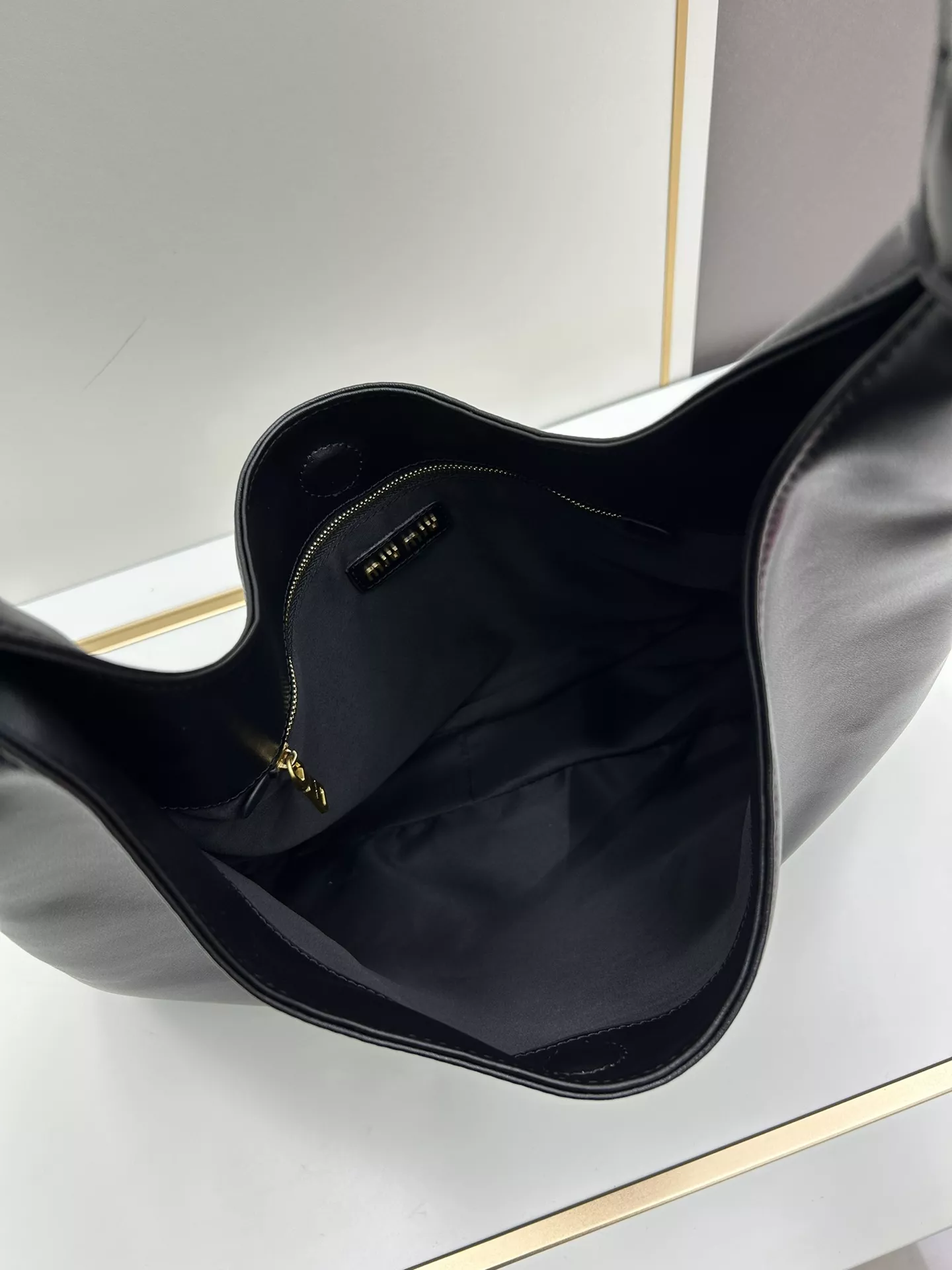 MIU MIU AAA Quality Shoulder Bags For Women Sleek 9949