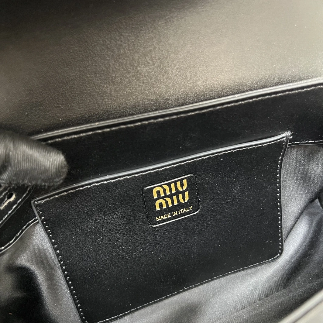 MIU MIU AAA Quality Shoulder Bags For Women StreetReady 9330