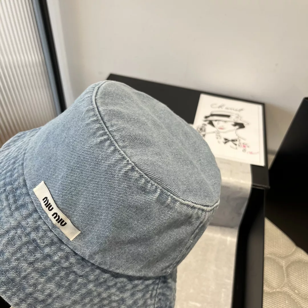 MIU MIU Caps Bright 4405