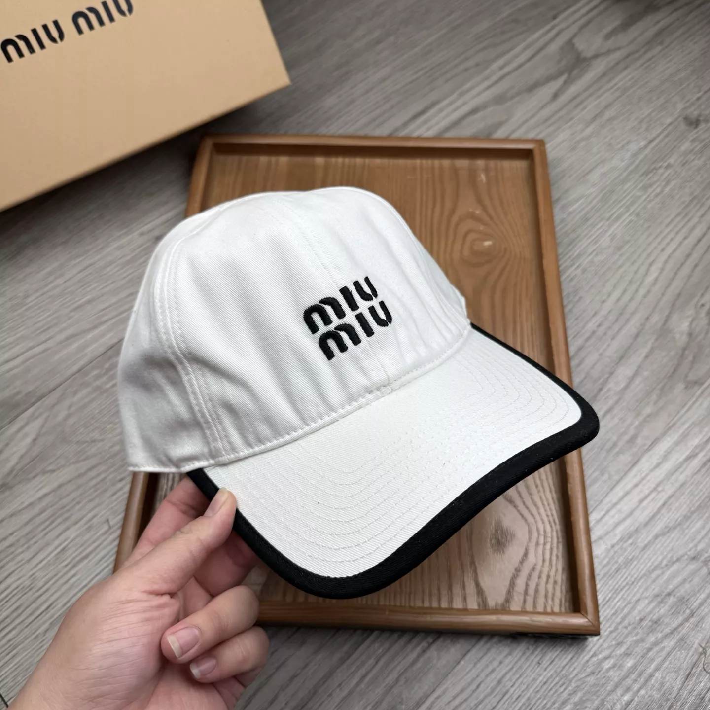 MIU MIU Caps Elegant 4274