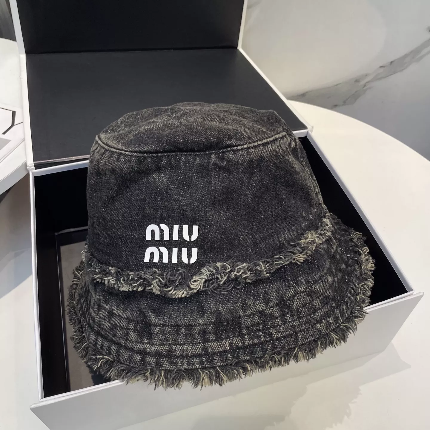 MIU MIU Caps Resilient 9827