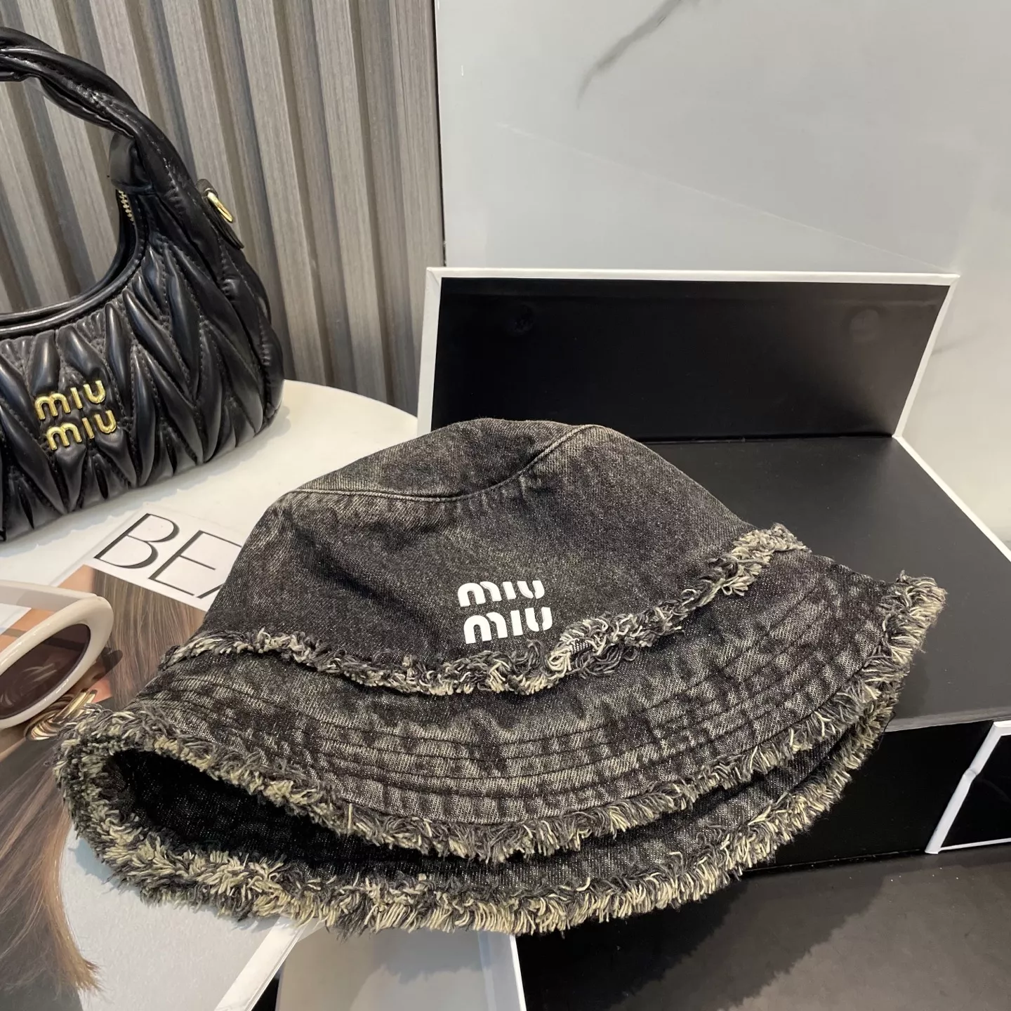 MIU MIU Caps Resilient 9827