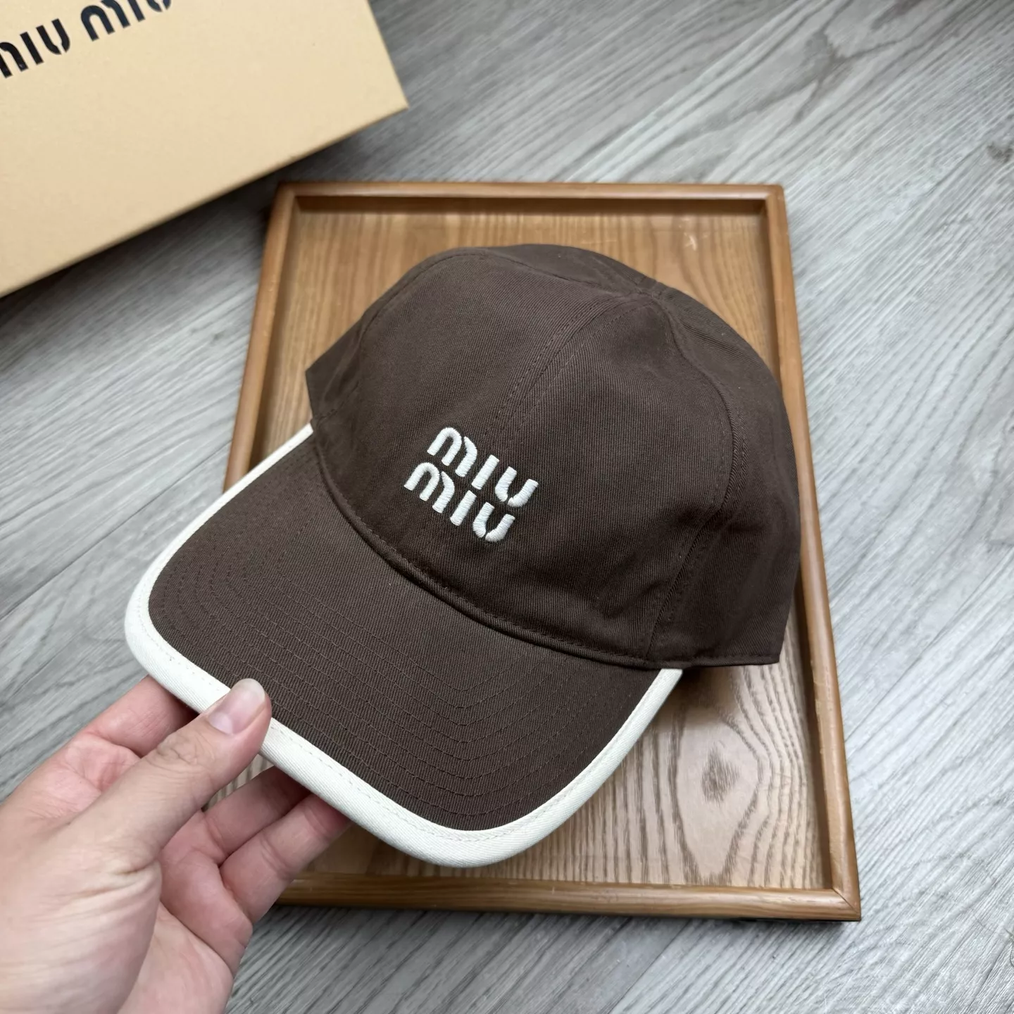 MIU MIU Caps Sleek 1794