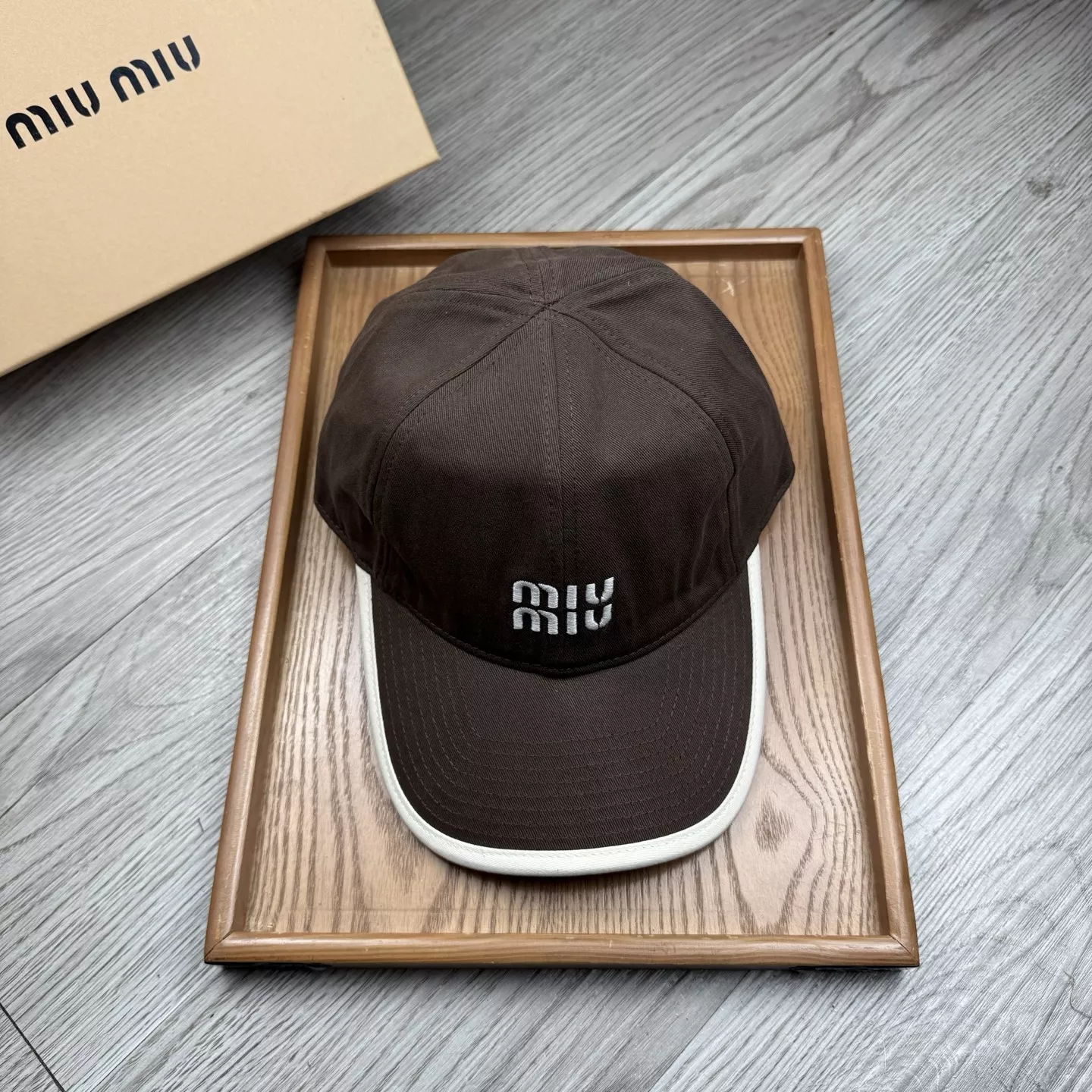 MIU MIU Caps Sleek 1794