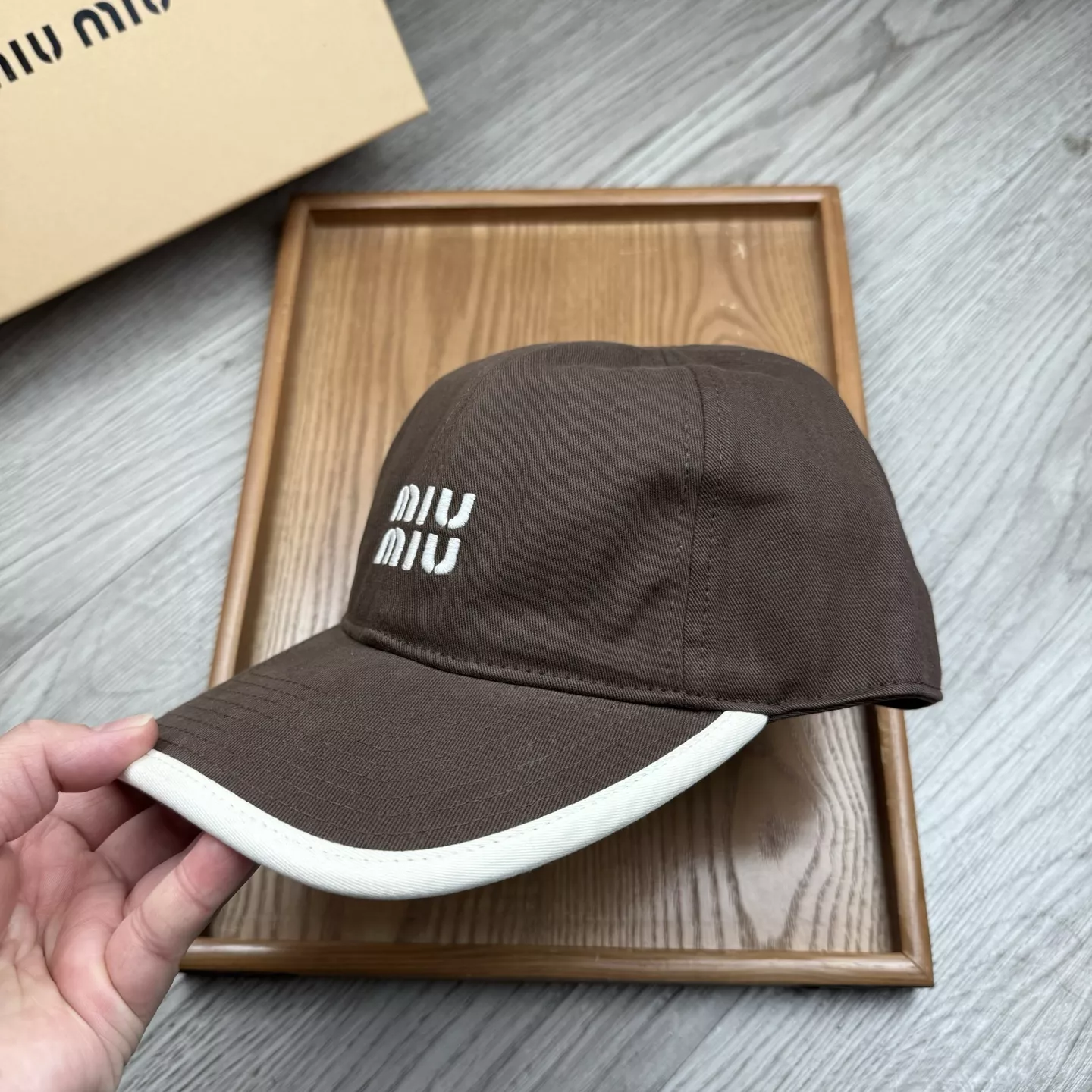 MIU MIU Caps Sleek 1794