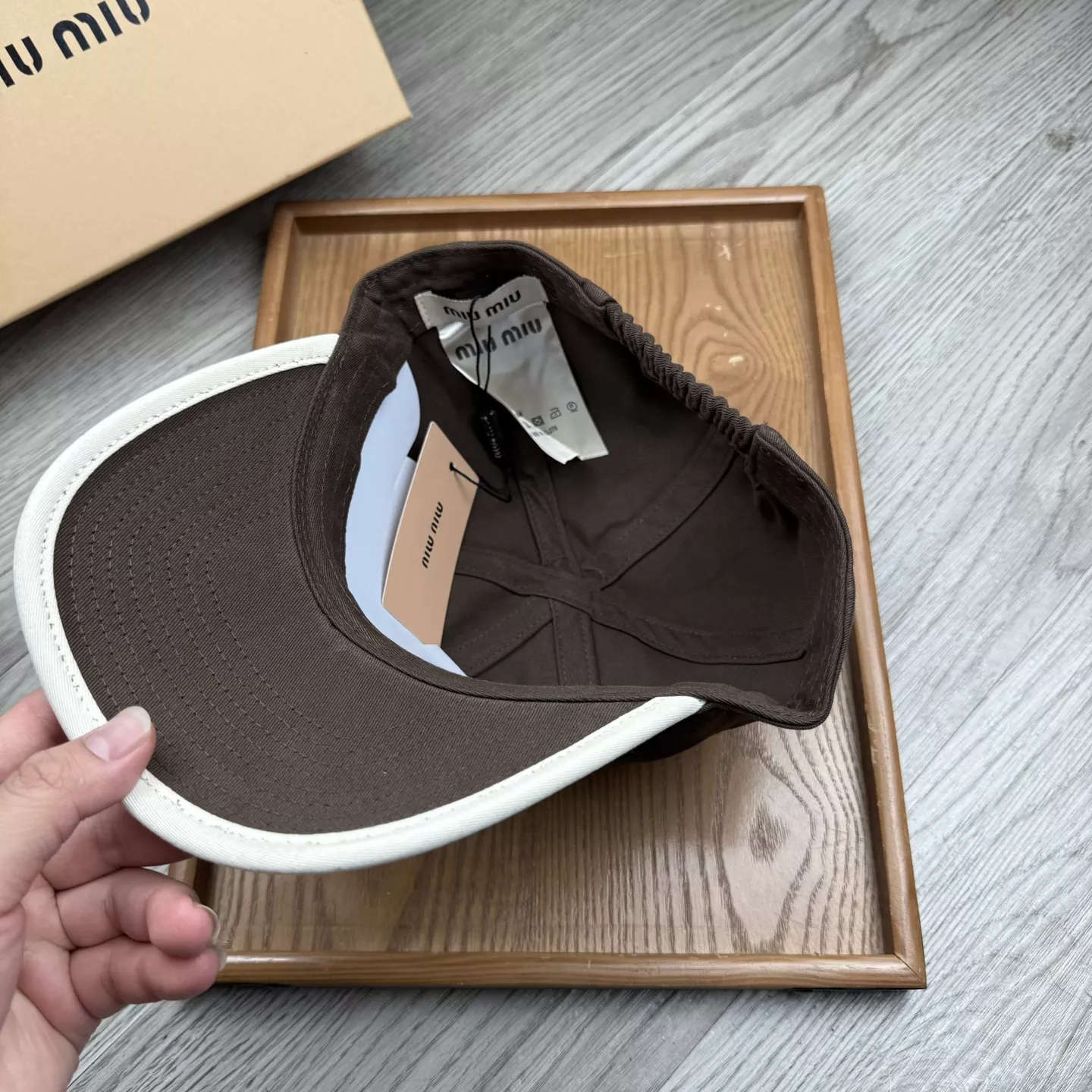 MIU MIU Caps Sleek 1794