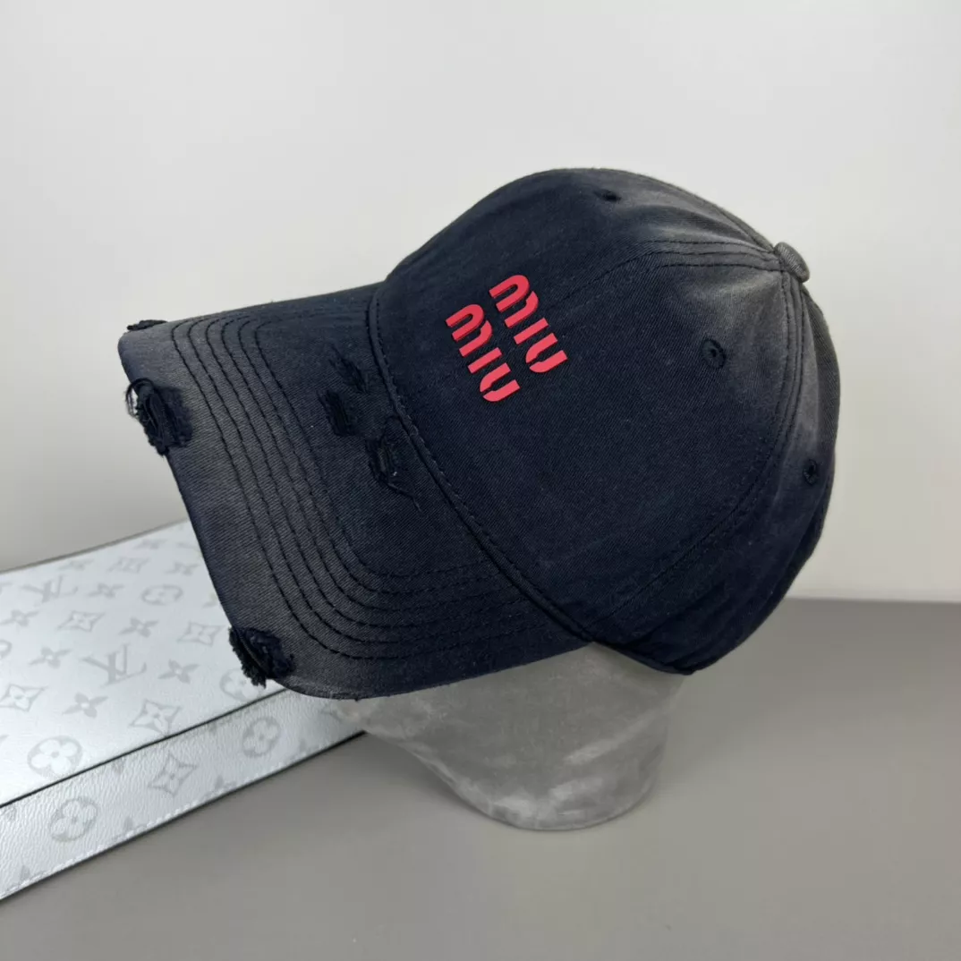 MIU MIU Caps Sleek 266