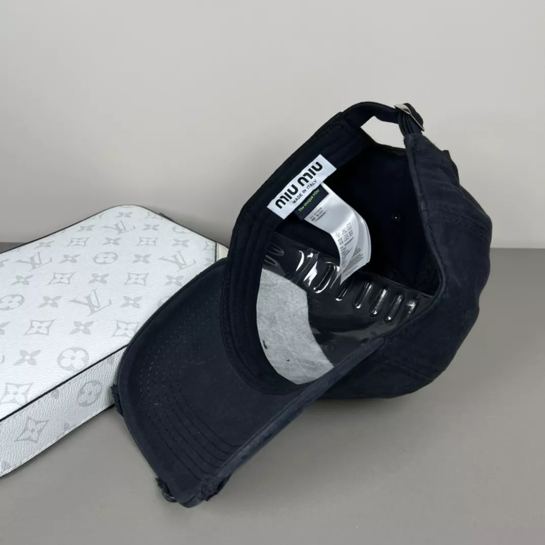 MIU MIU Caps Sleek 266