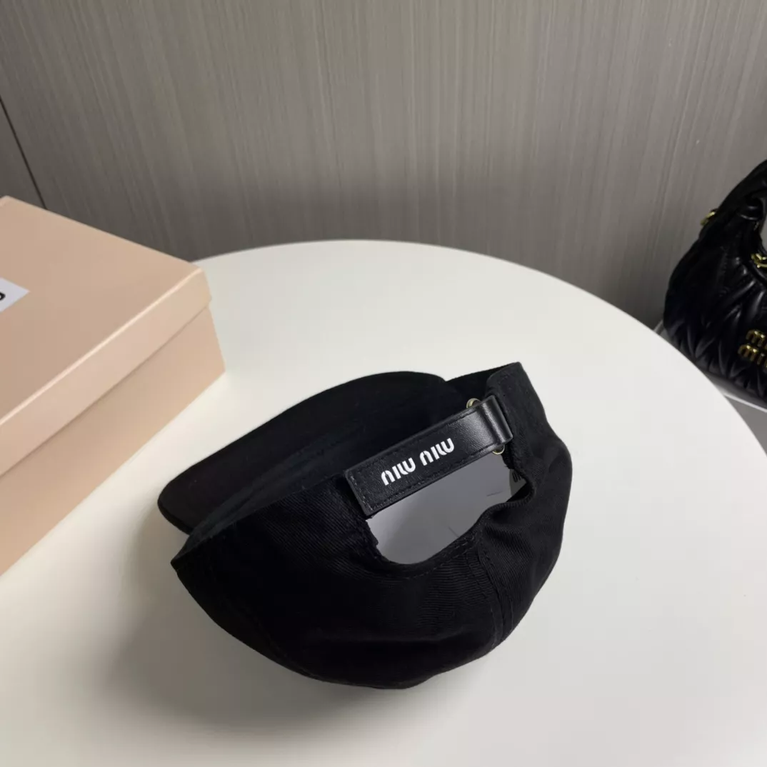 MIU MIU Caps UrbanStyle 9489