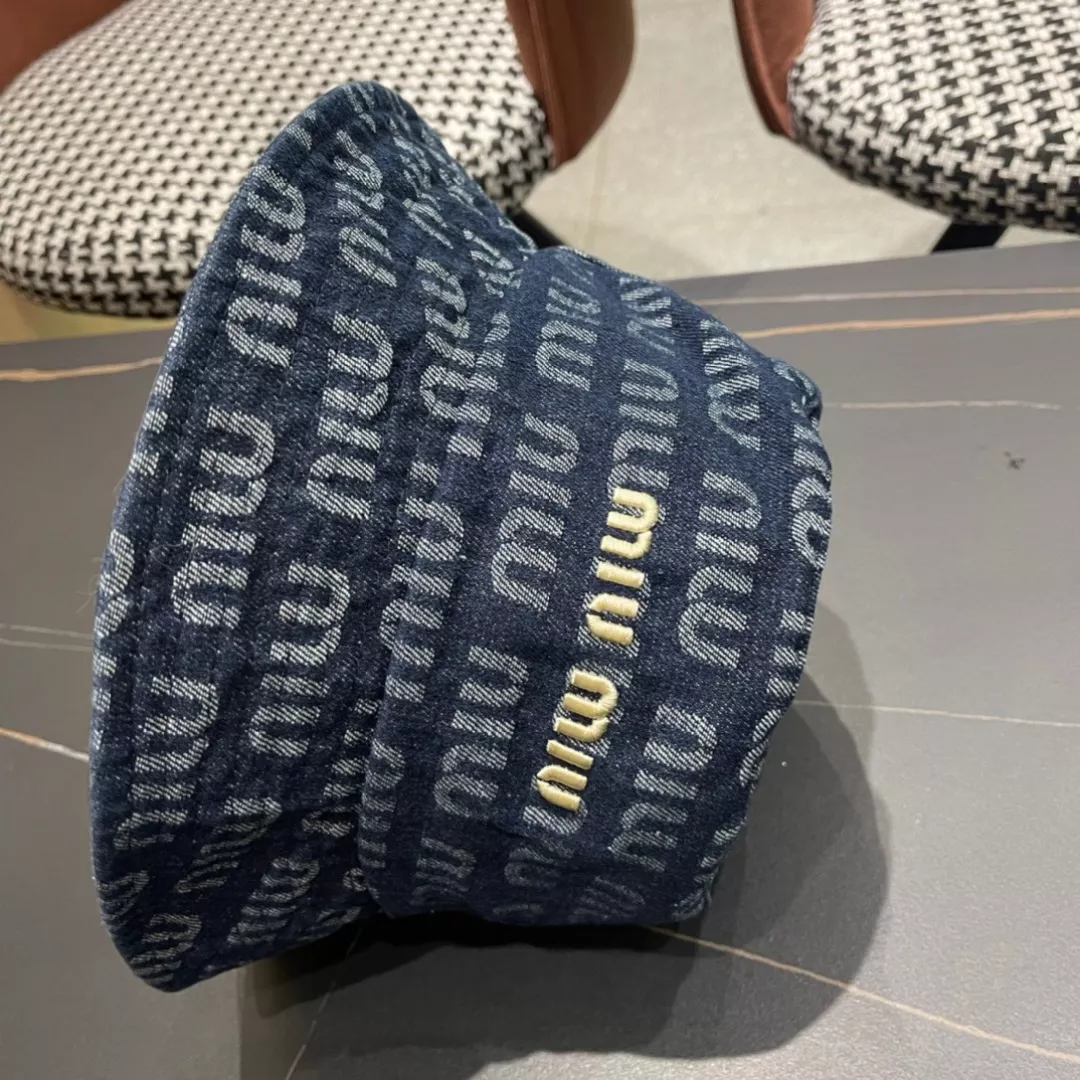 MIU MIU Caps Versatile 3055