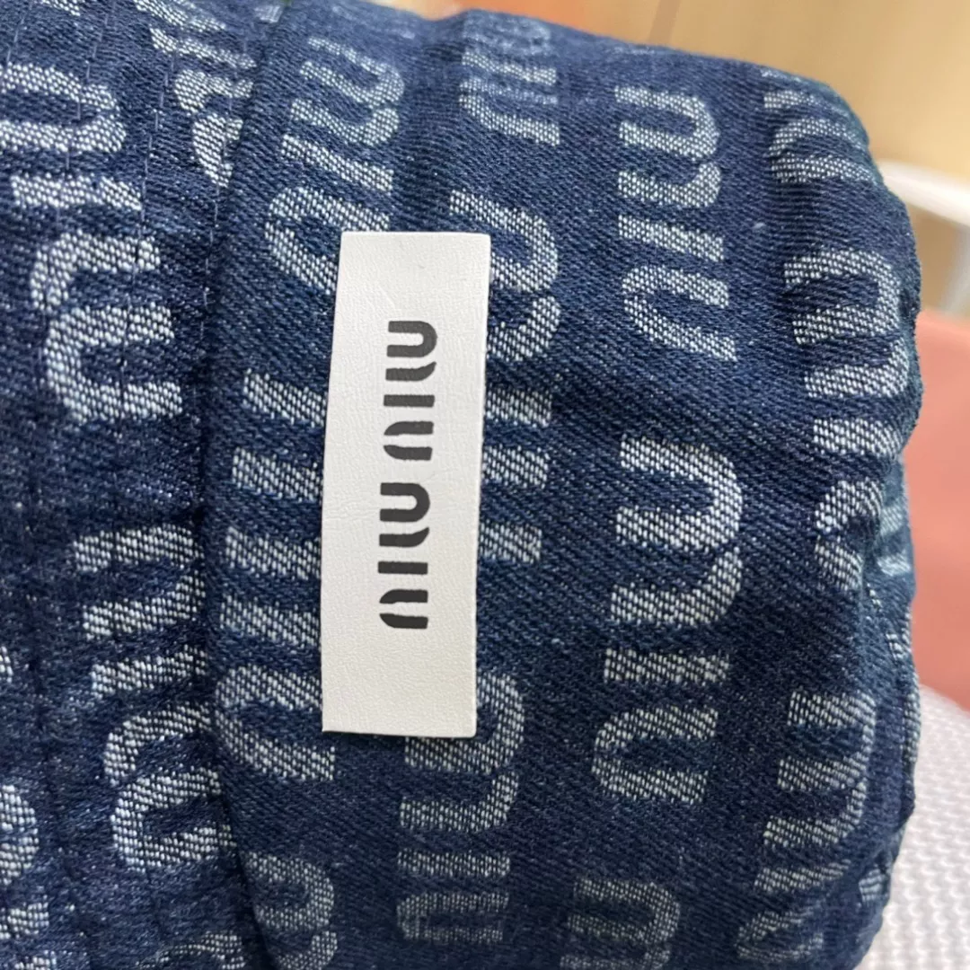 MIU MIU Caps Versatile 3055