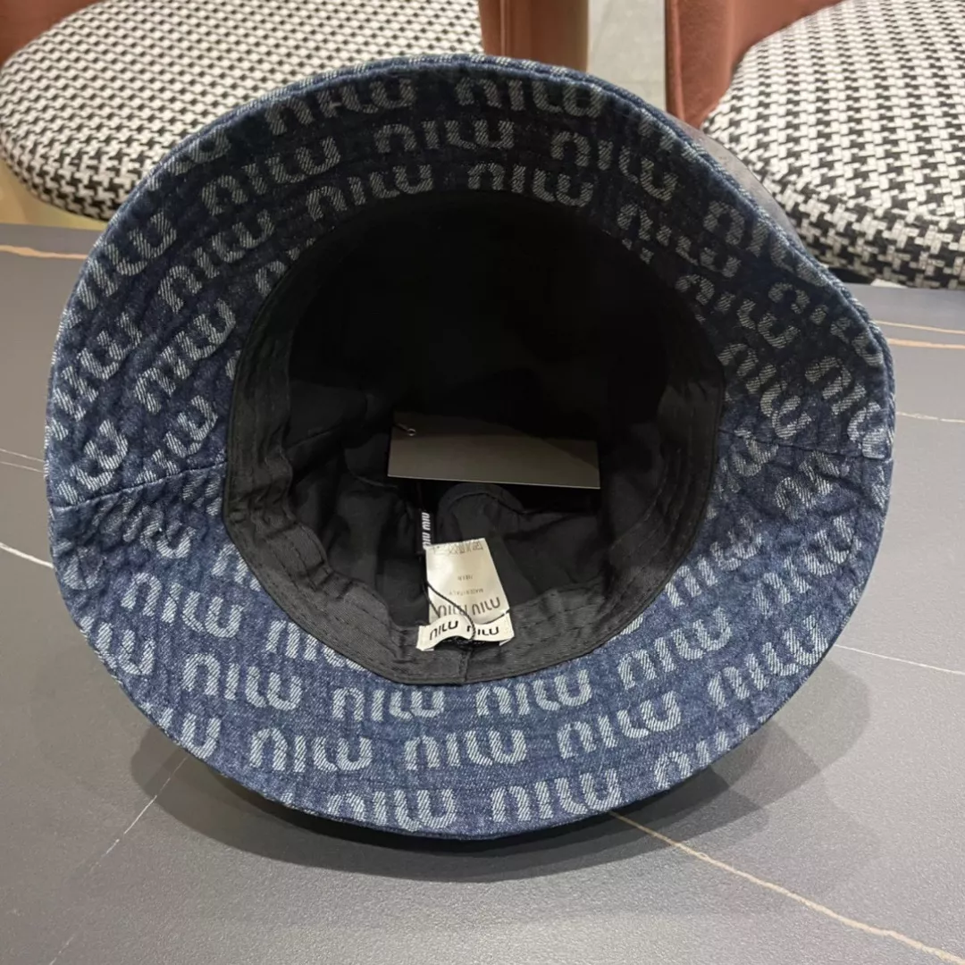 MIU MIU Caps Versatile 3055