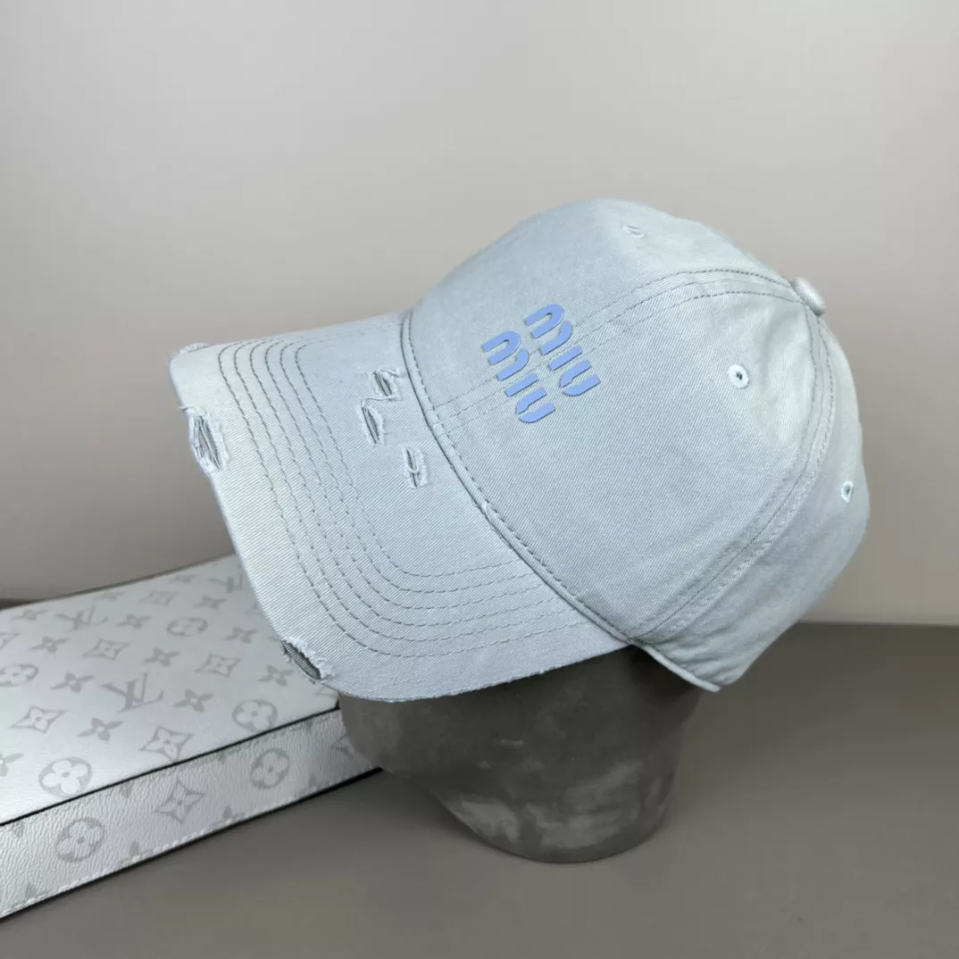 MIU MIU Caps Versatile 7340