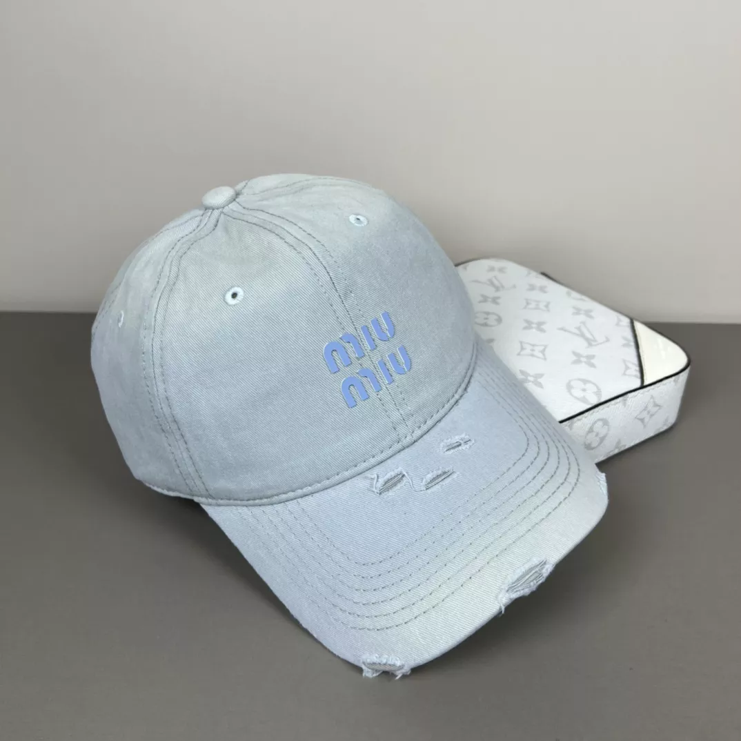 MIU MIU Caps Versatile 7340