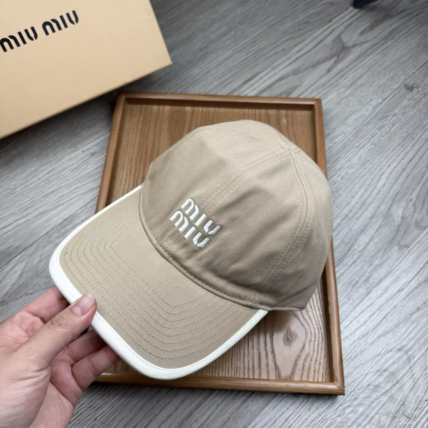 MIU MIU Caps Vibrant 1095