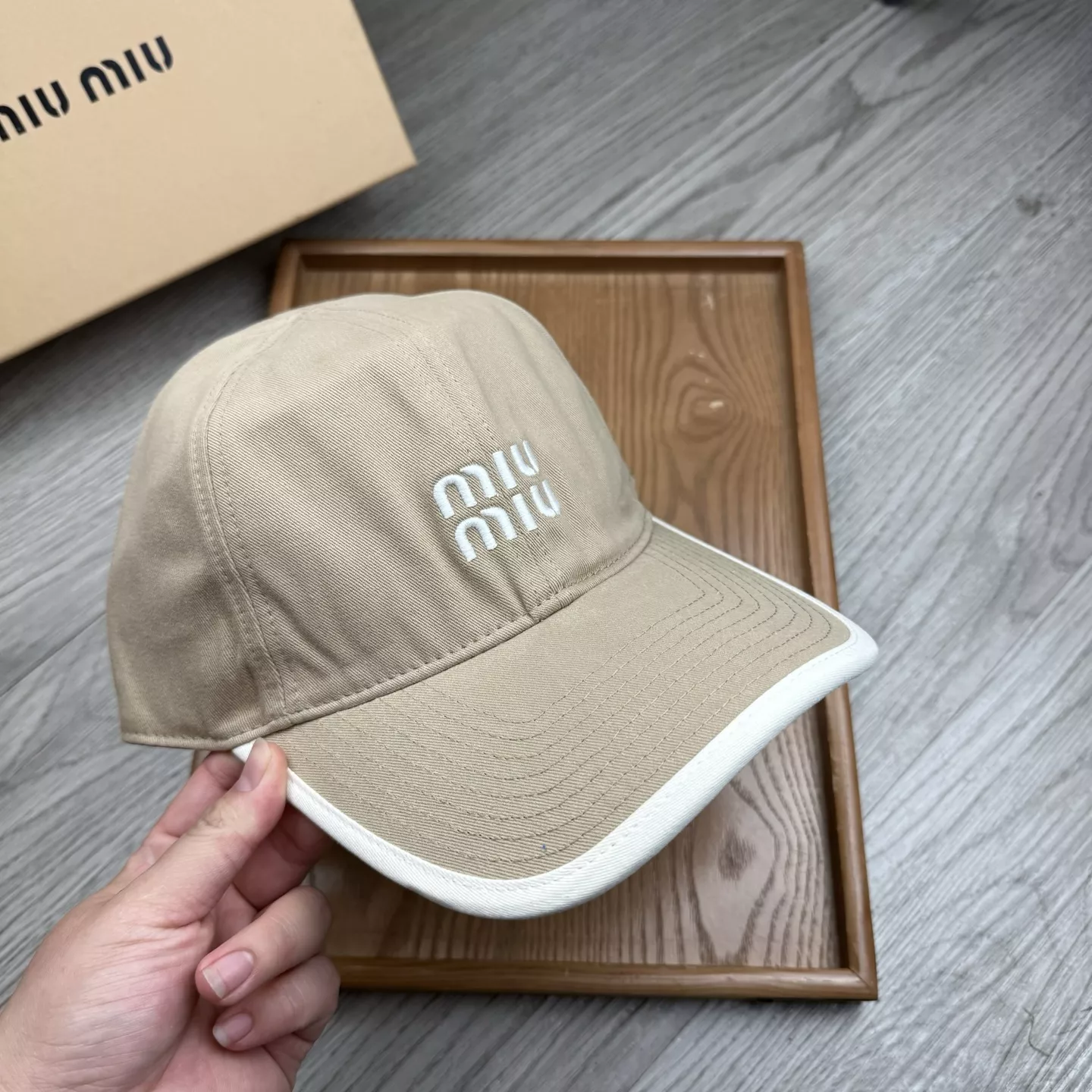 MIU MIU Caps Vibrant 1095