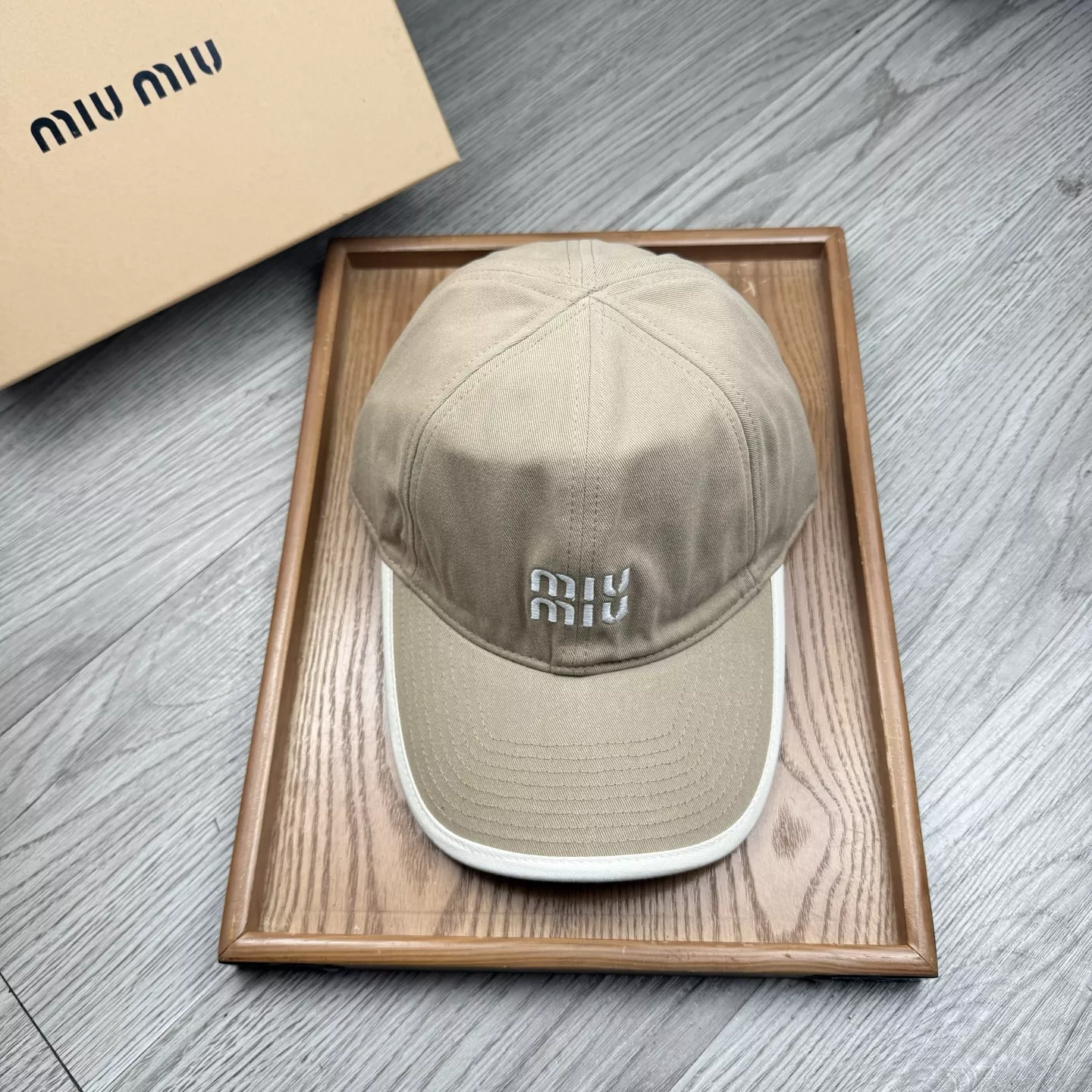 MIU MIU Caps Vibrant 1095