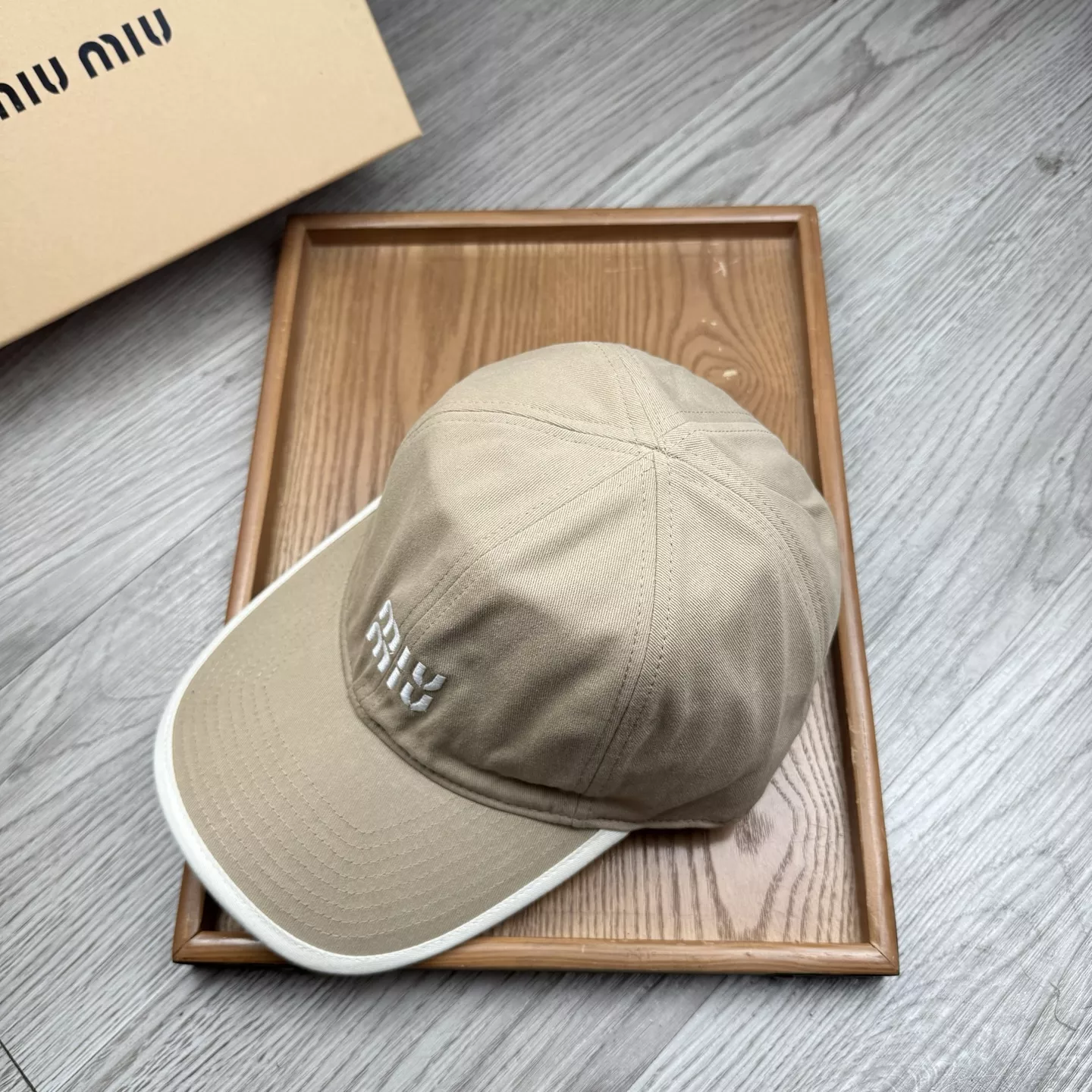 MIU MIU Caps Vibrant 1095