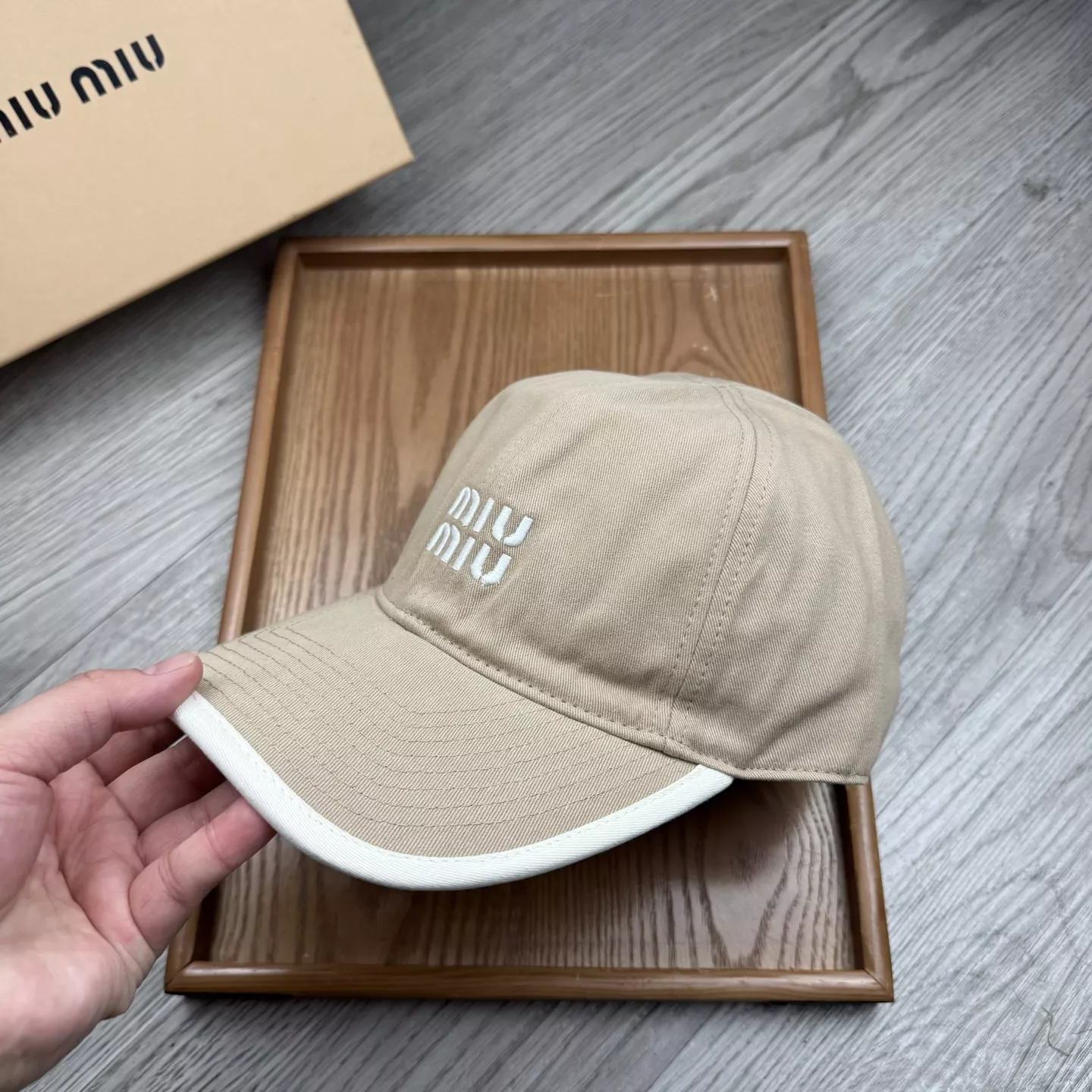 MIU MIU Caps Vibrant 1095