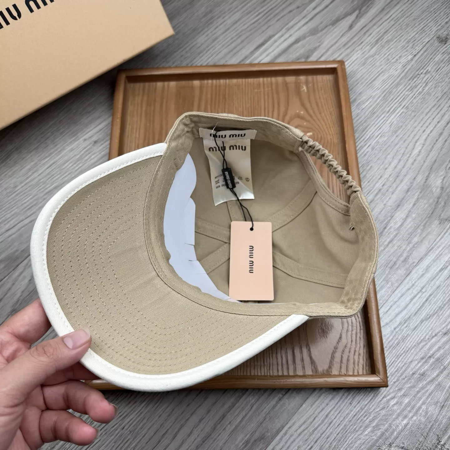 MIU MIU Caps Vibrant 1095