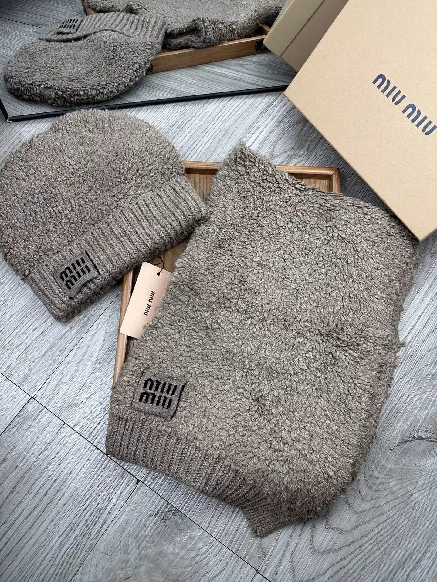 MIU MIU Hat and Scarf Set Compact 9686