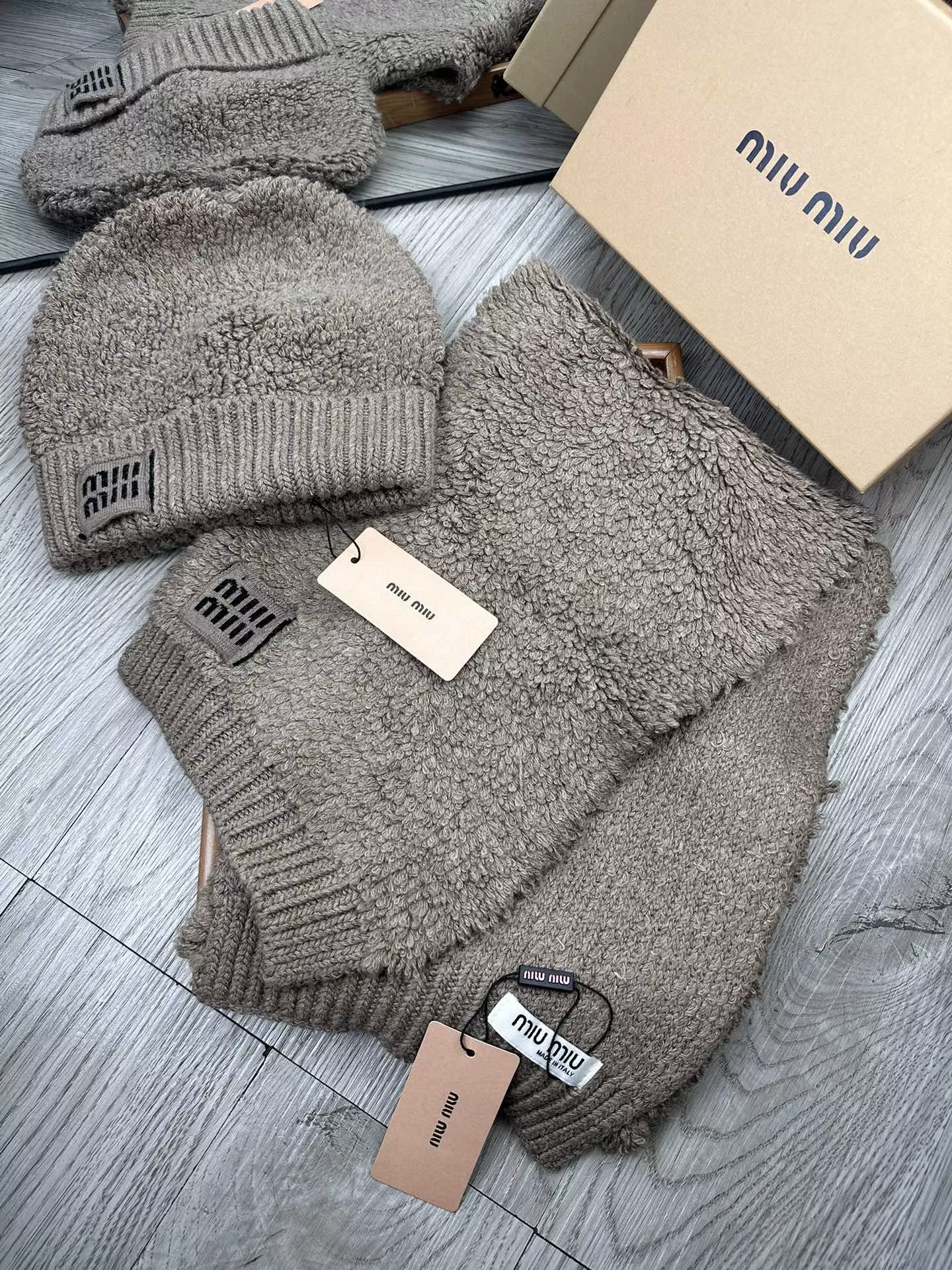MIU MIU Hat and Scarf Set Compact 9686