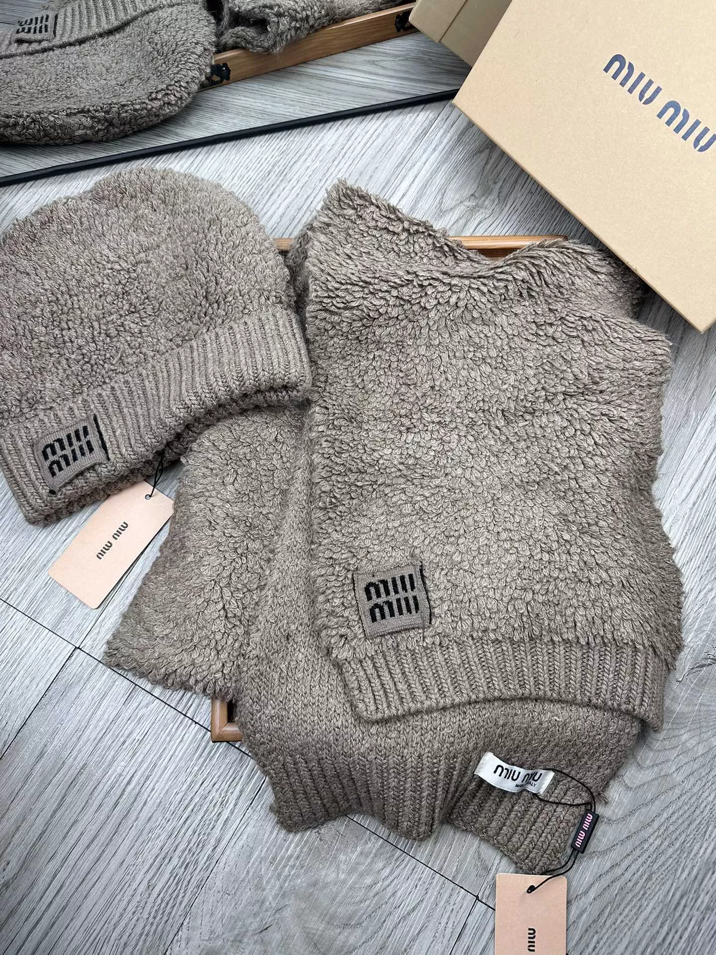 MIU MIU Hat and Scarf Set Compact 9686