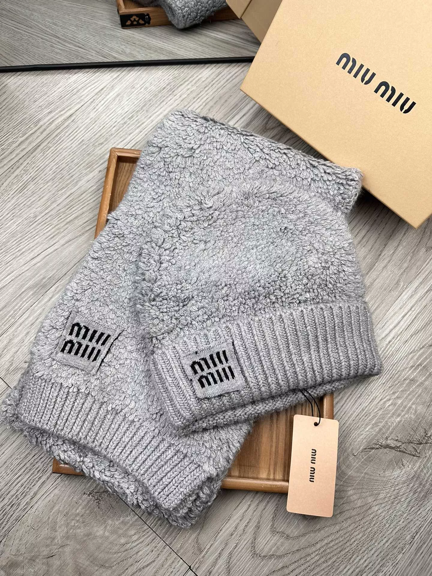 MIU MIU Hat and Scarf Set UrbanStyle 9143