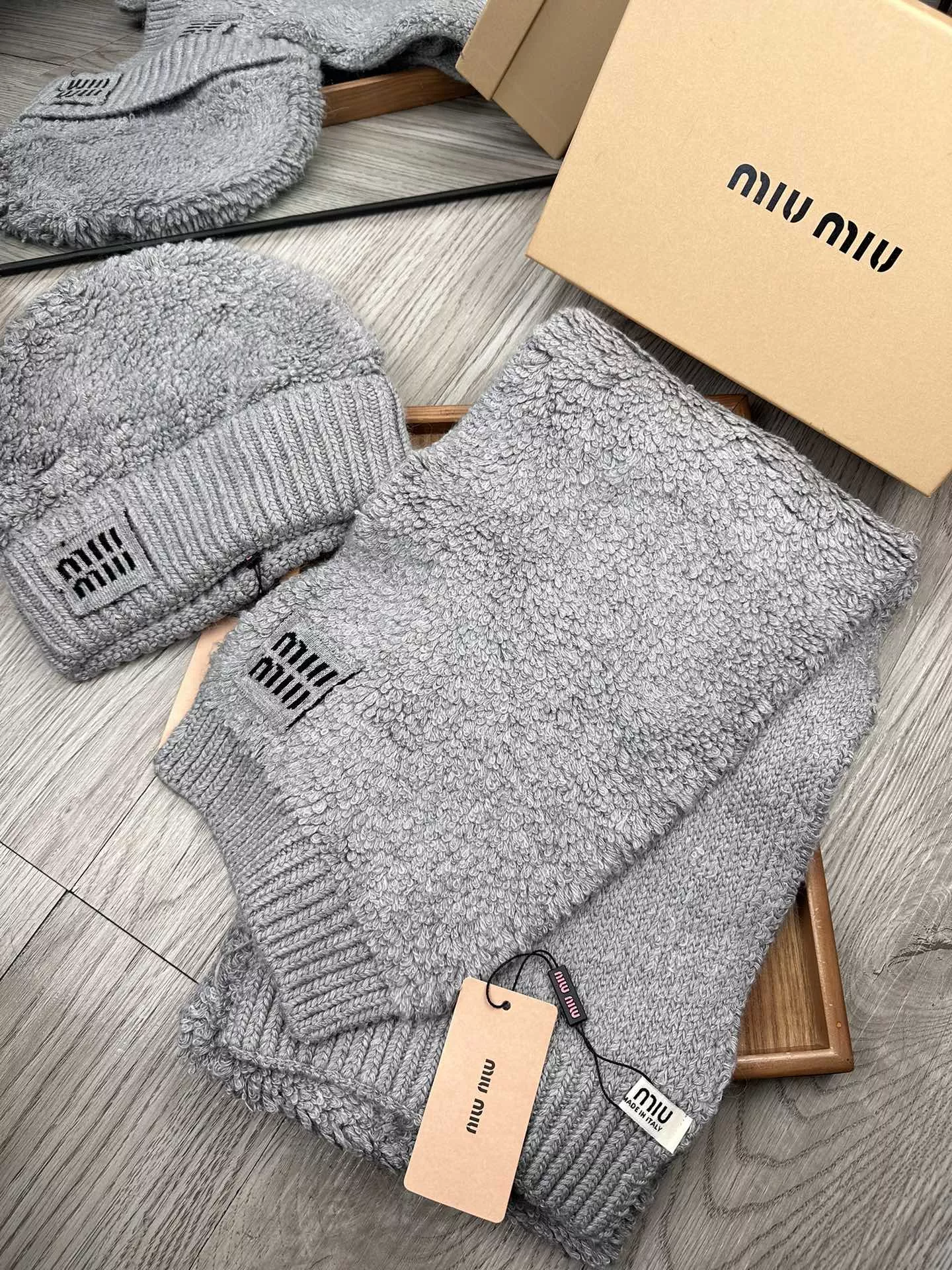 MIU MIU Hat and Scarf Set UrbanStyle 9143