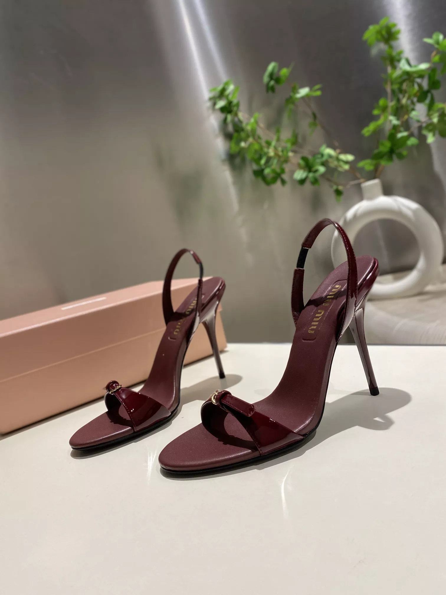 MIU MIU Sandal For Women UrbanStyle 5015
