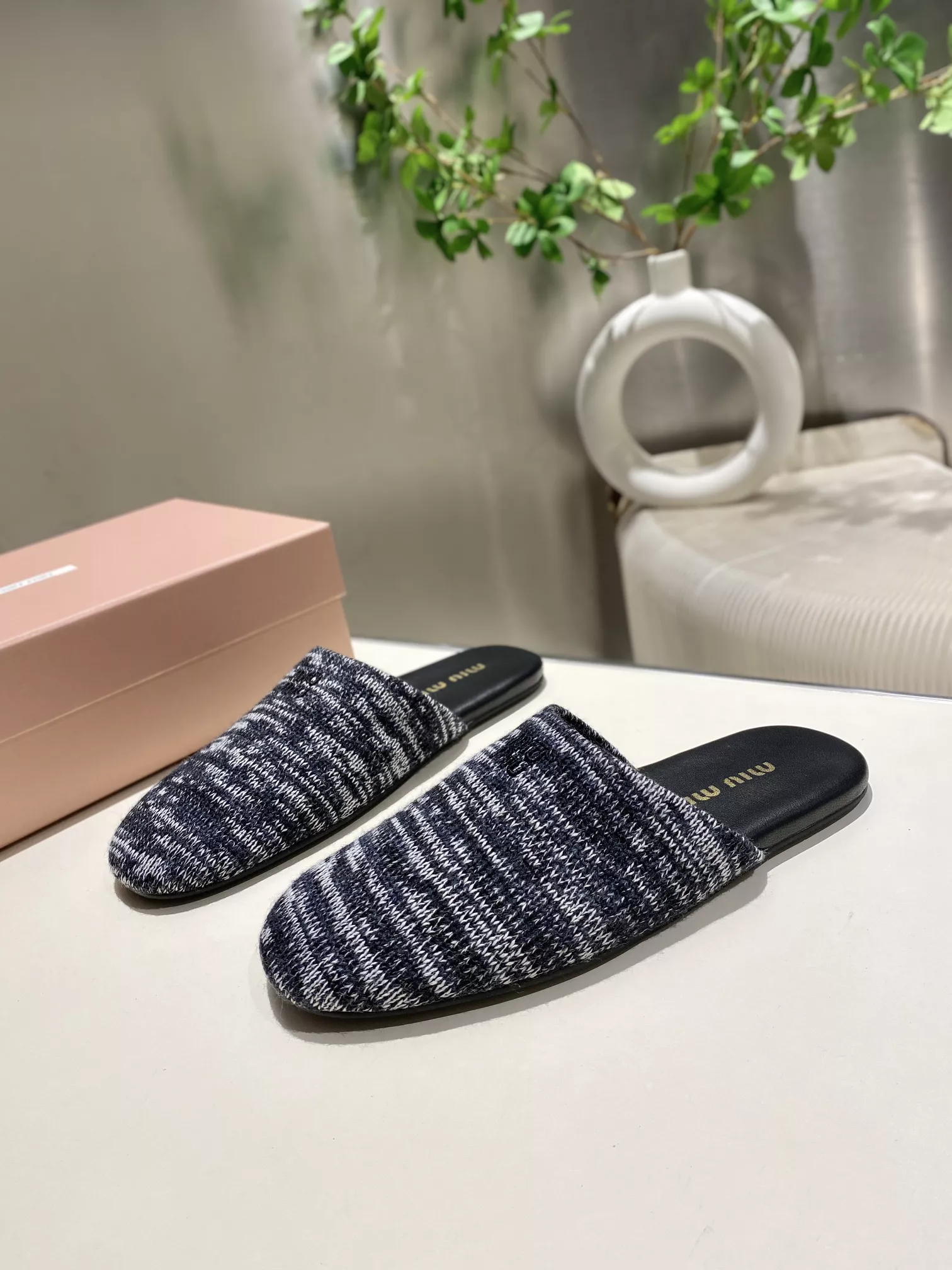 MIU MIU Slippers For Women Sophisticated 4094
