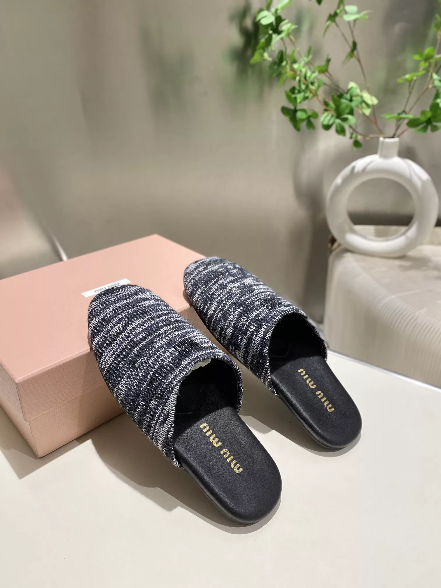 MIU MIU Slippers For Women Sophisticated 4094
