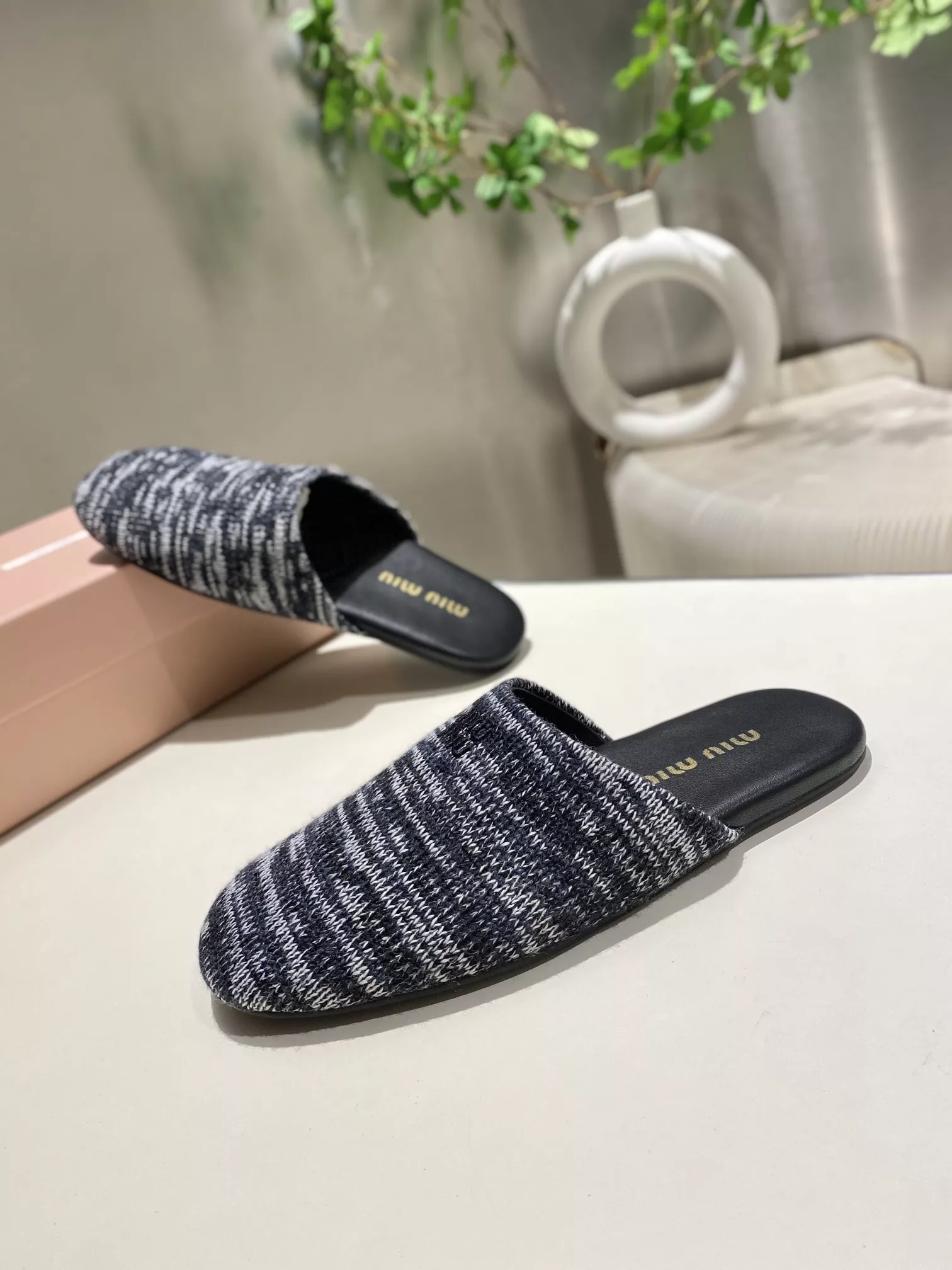 MIU MIU Slippers For Women Sophisticated 4094