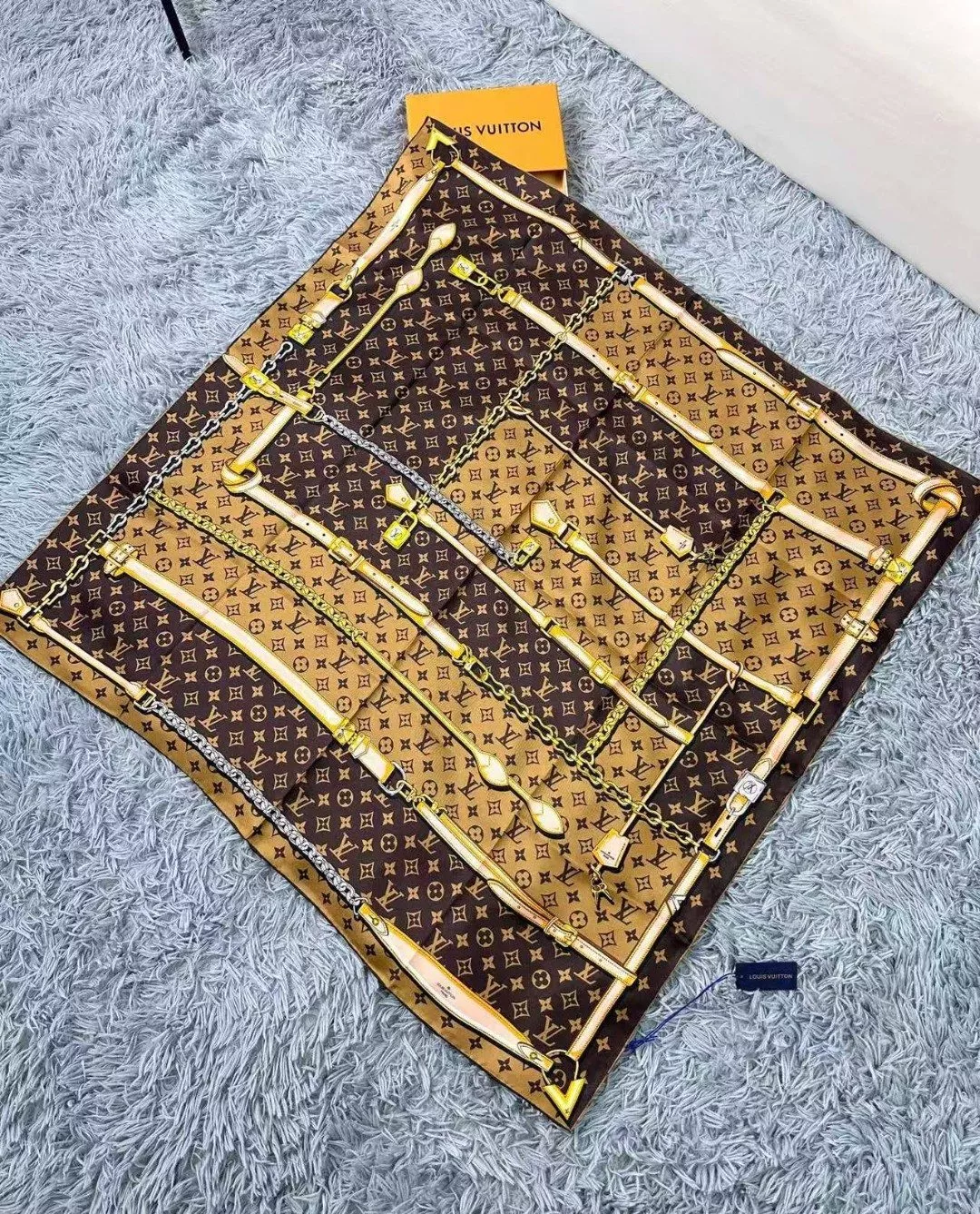 Minimalist 1264 Louis Vuitton Silk Squares