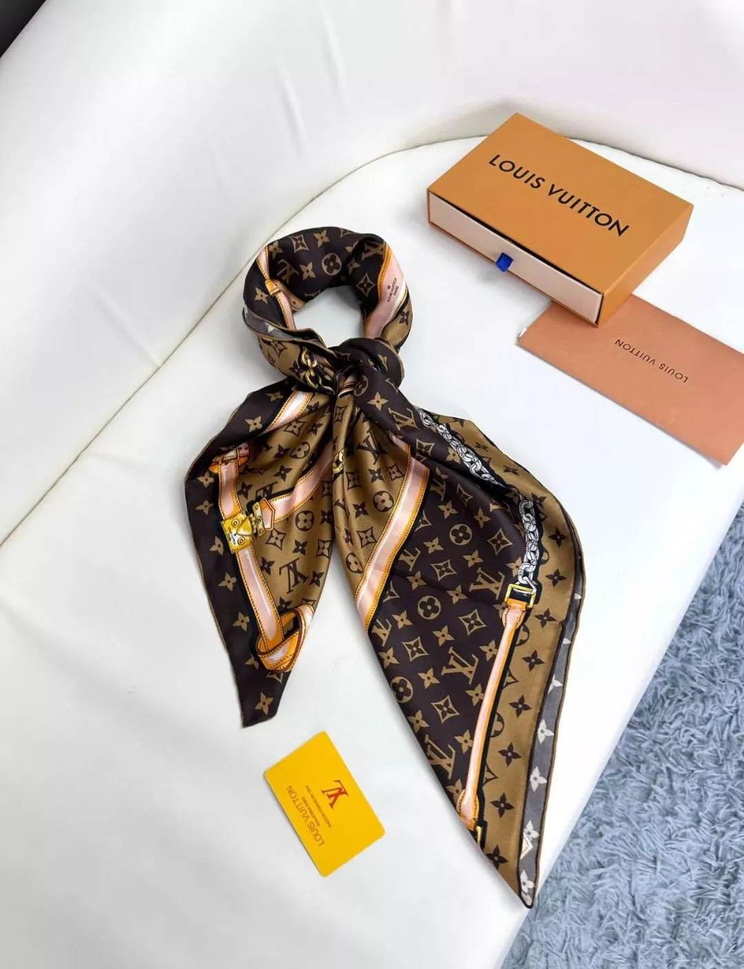 Minimalist 1264 Louis Vuitton Silk Squares