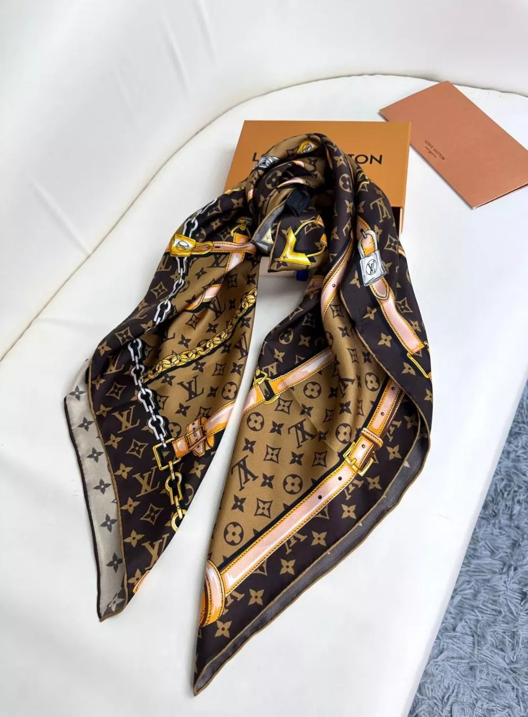 Minimalist 1264 Louis Vuitton Silk Squares