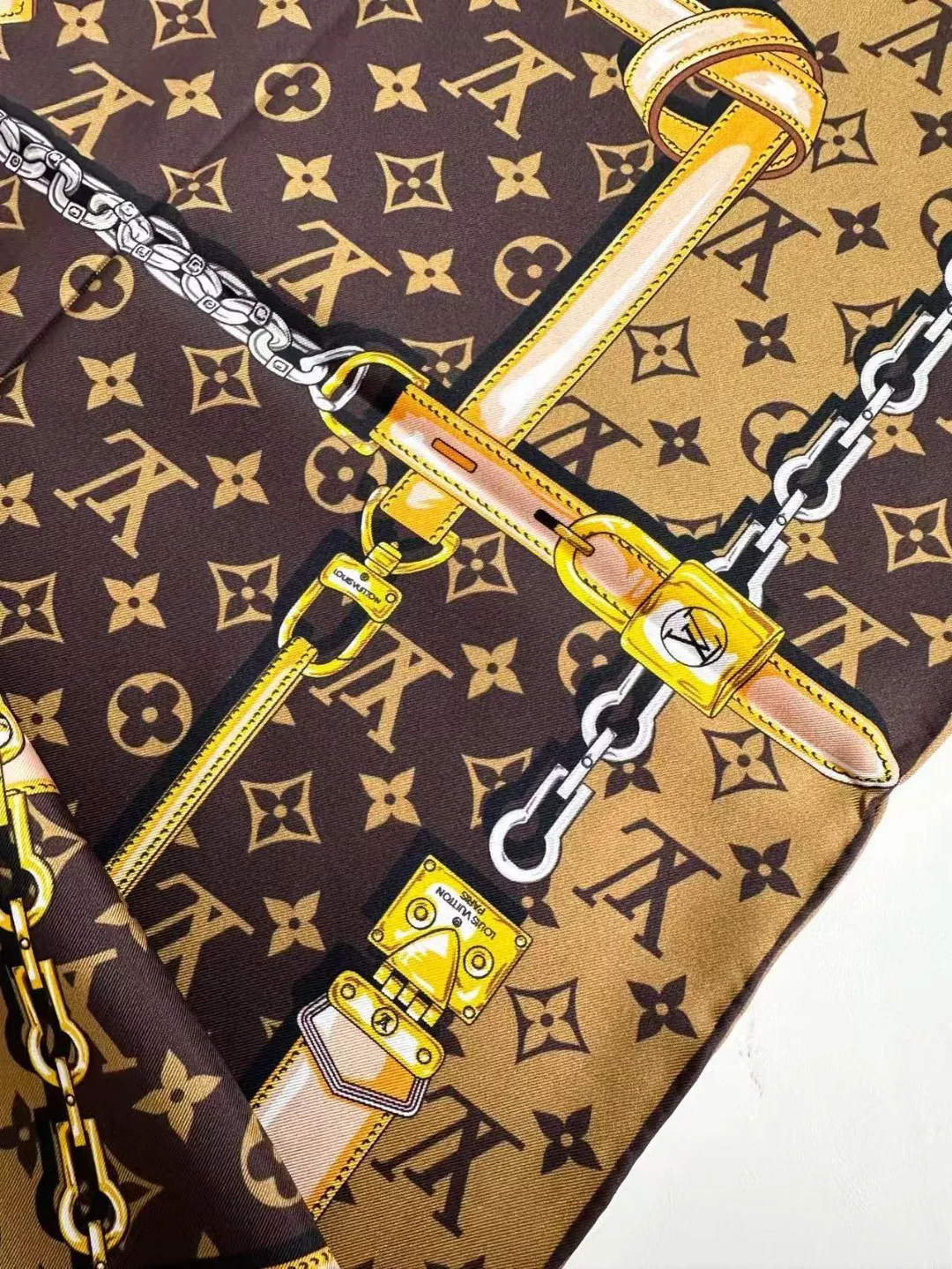 Minimalist 1264 Louis Vuitton Silk Squares