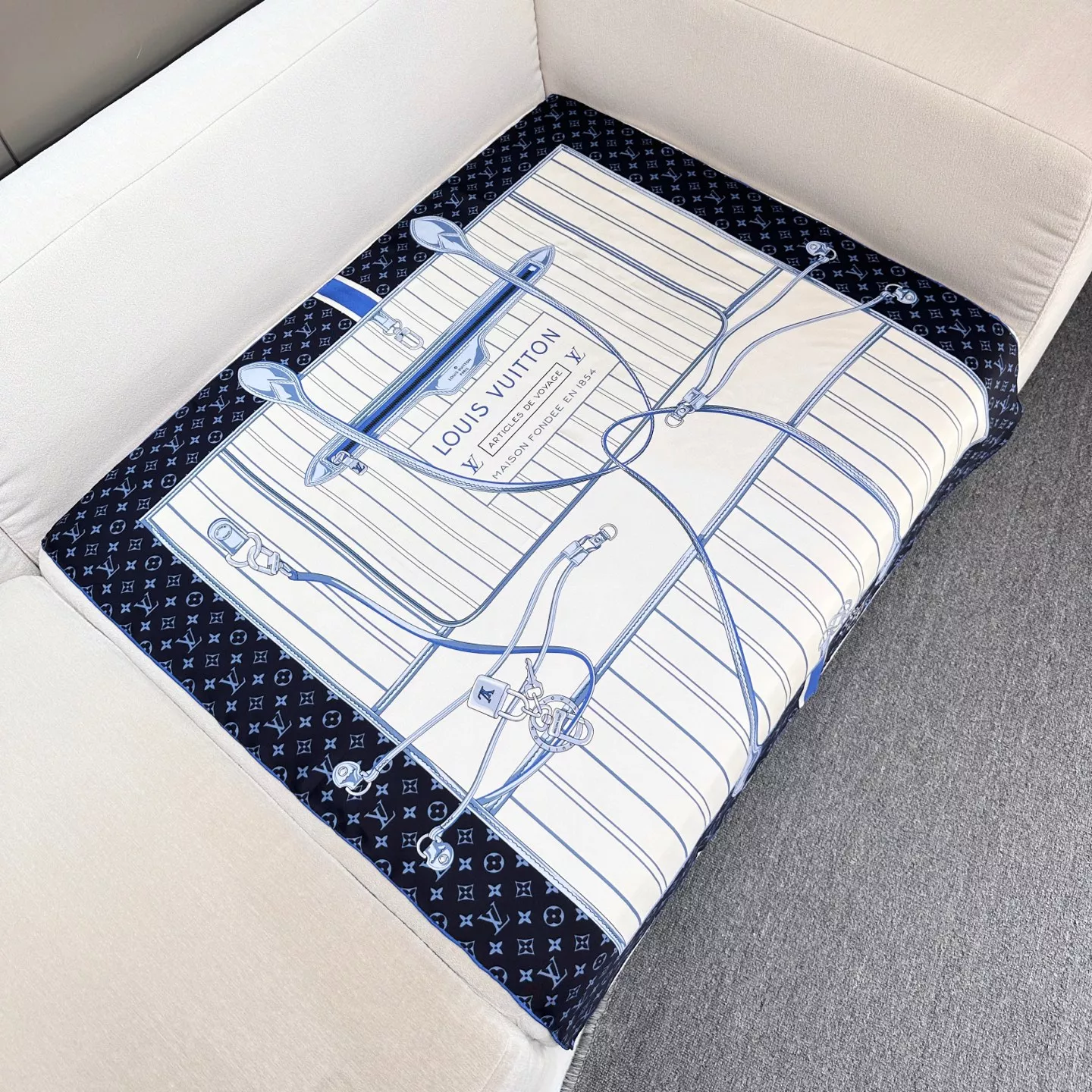 Minimalist 1710 Louis Vuitton Silk Squares