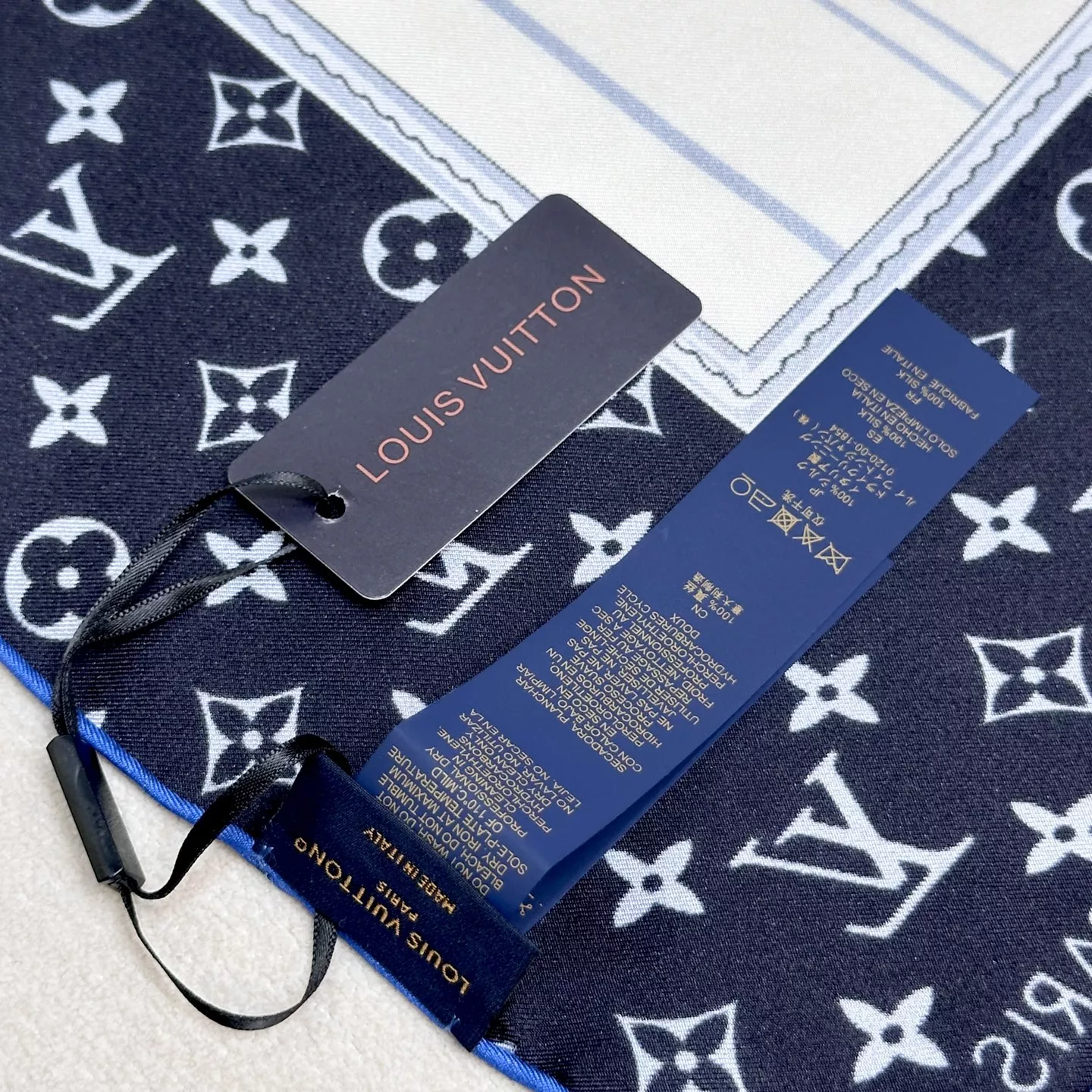 Minimalist 1710 Louis Vuitton Silk Squares