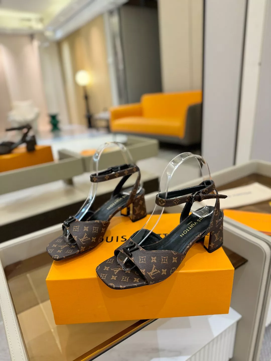 Minimalist 2010 Louis Vuitton Sandal For Women