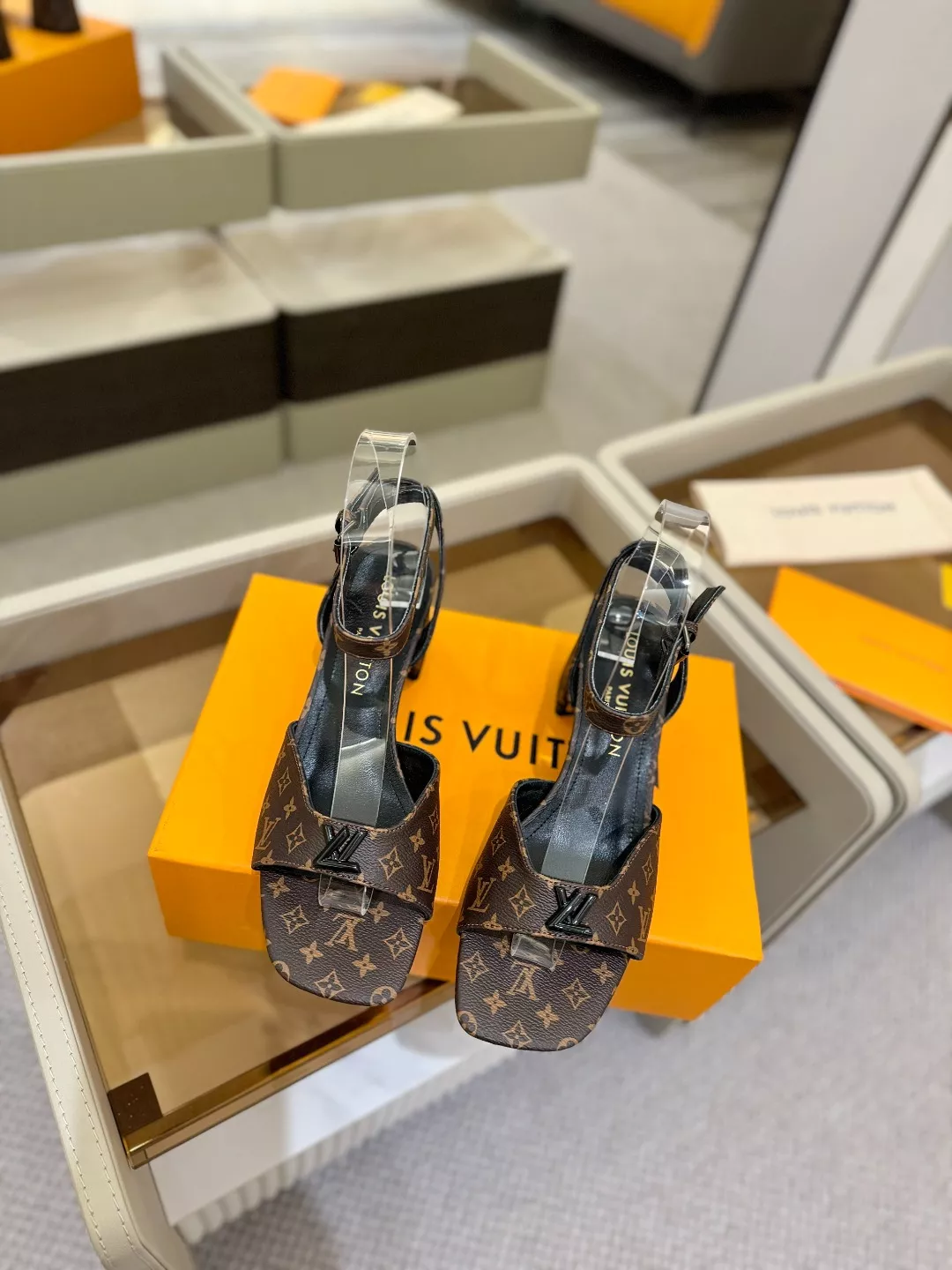Minimalist 2010 Louis Vuitton Sandal For Women