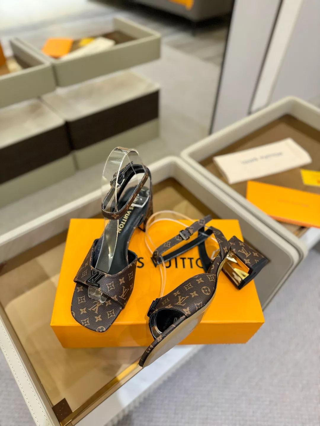 Minimalist 2010 Louis Vuitton Sandal For Women