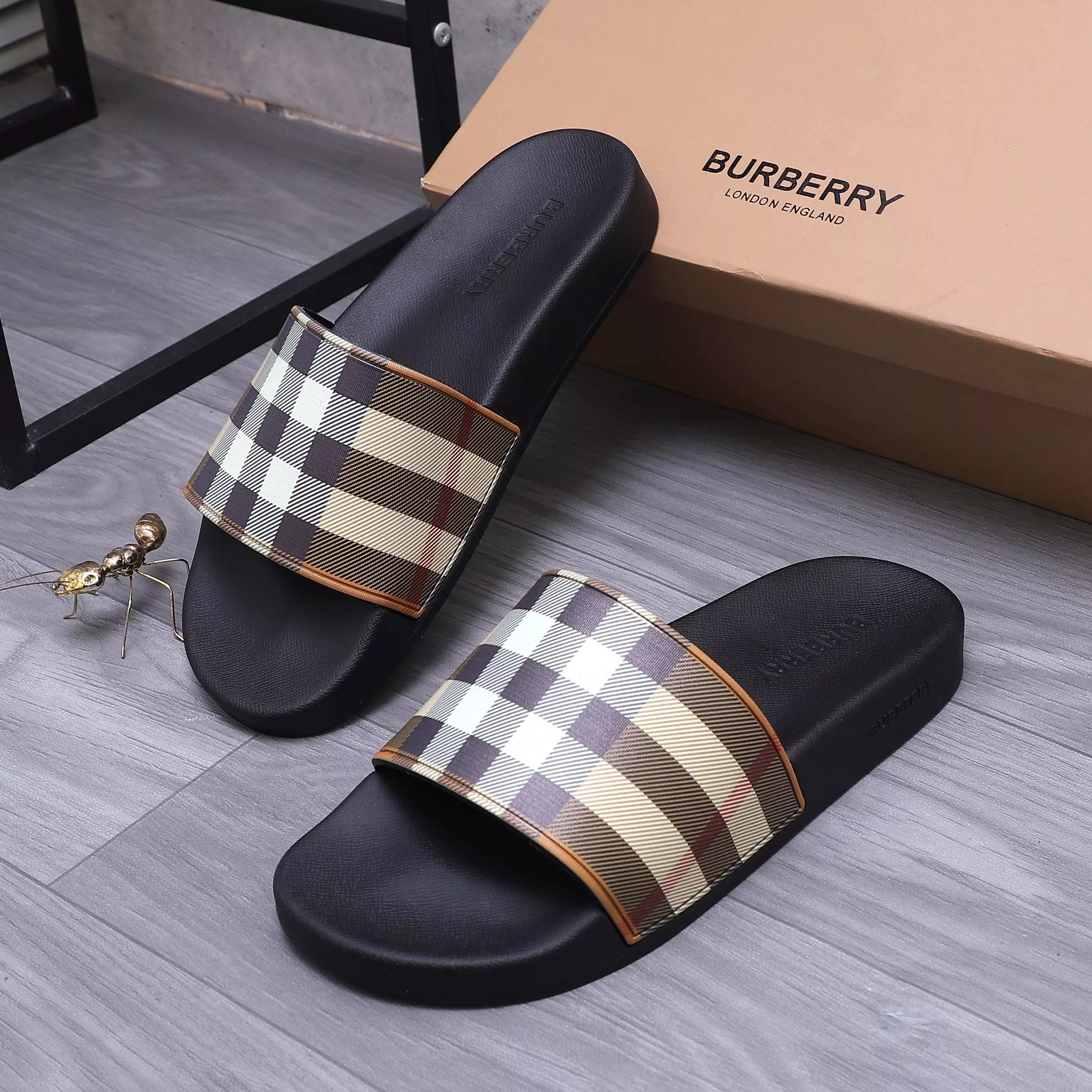 Minimalist 2705 Burberry Slippers For Men